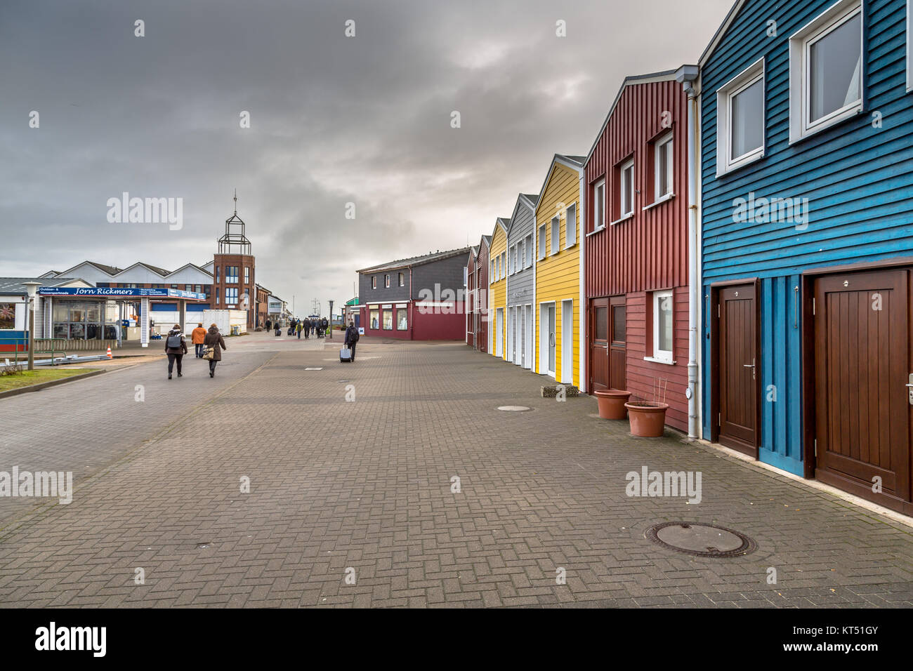 HELGOLAND, Germania - 18 dicembre 2016: gli edifici colorati nel porto di Helgoland Isola in un giorno nuvoloso, Germania Foto Stock