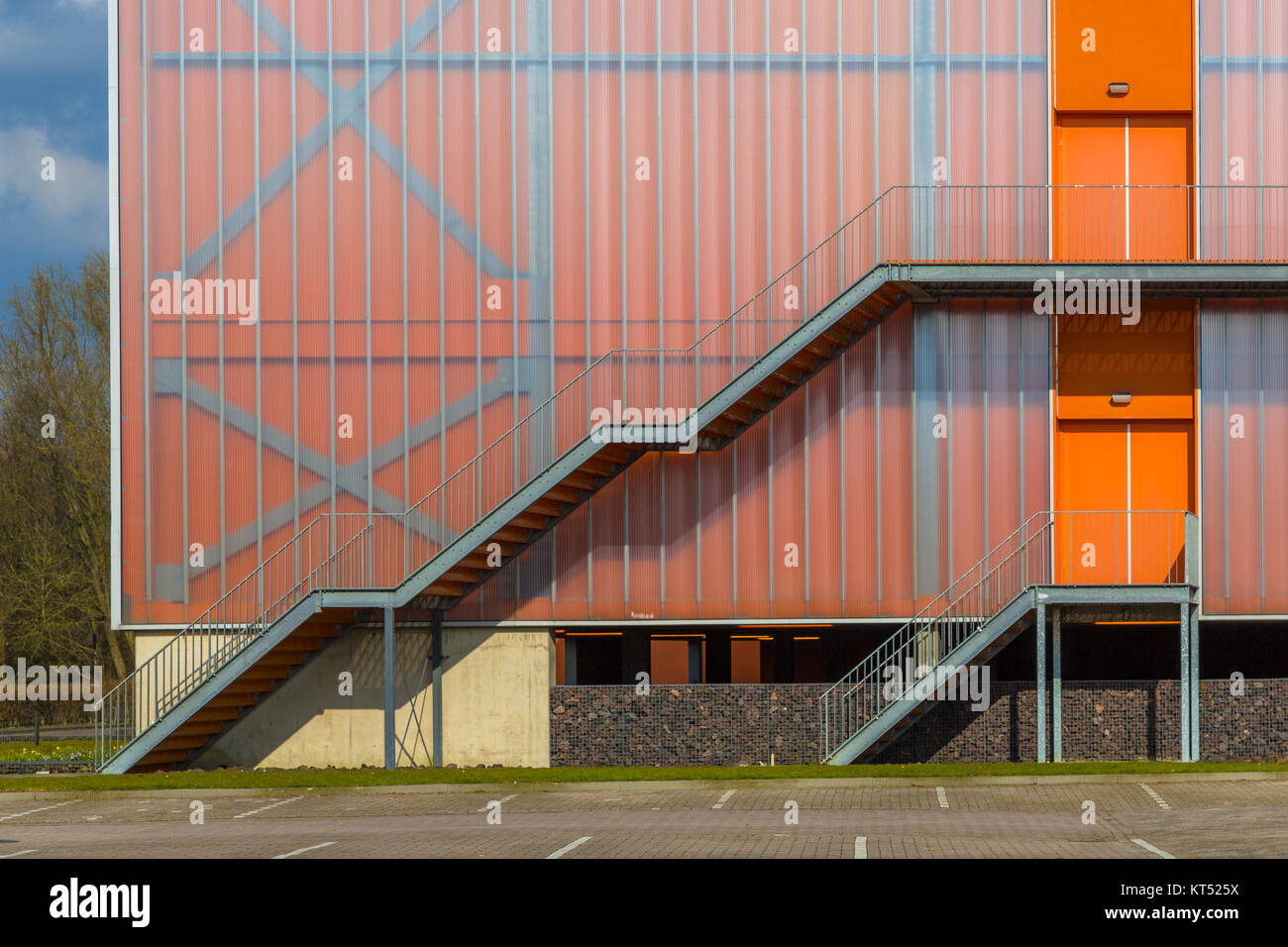 Edificio moderno con facciata di uscita di emergenza scaletta di sfuggire all'esterno Foto Stock