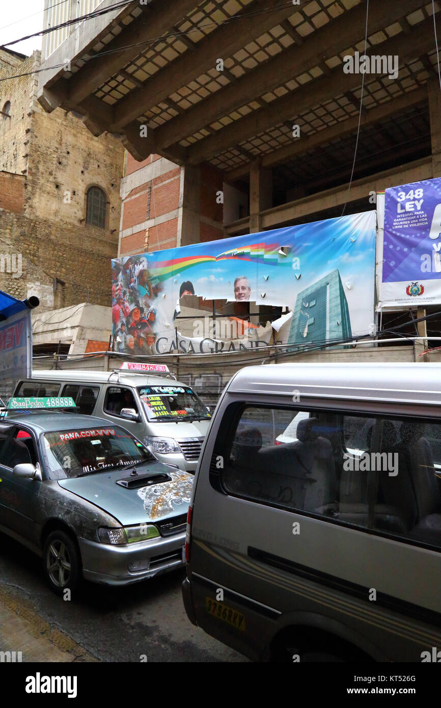 Banner strappata con la faccia del presidente Evo Morales incompiuta Fuori Casa Grande del Pueblo / Governo Palazzo, La Paz, Bolivia Foto Stock