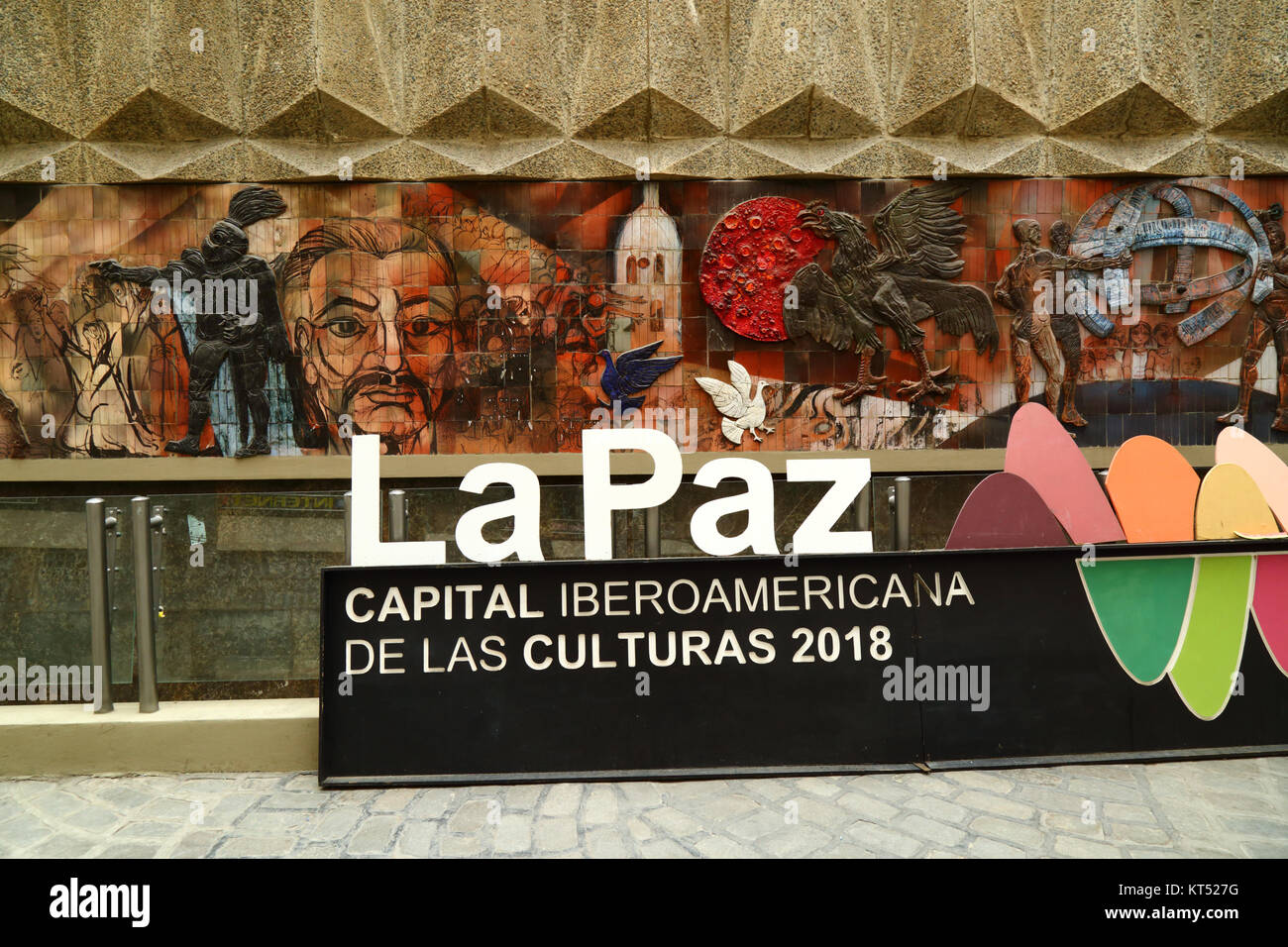 Mural dietro la Casa de Cultura e iberoamericano sulle capitali della cultura 2018 segno, La Paz, Bolivia Foto Stock