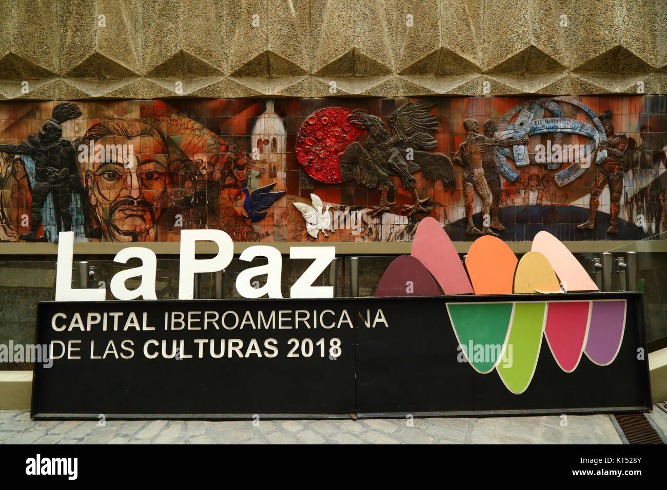 Mural dietro la Casa de Cultura e iberoamericano sulle capitali della cultura 2018 segno, La Paz, Bolivia Foto Stock
