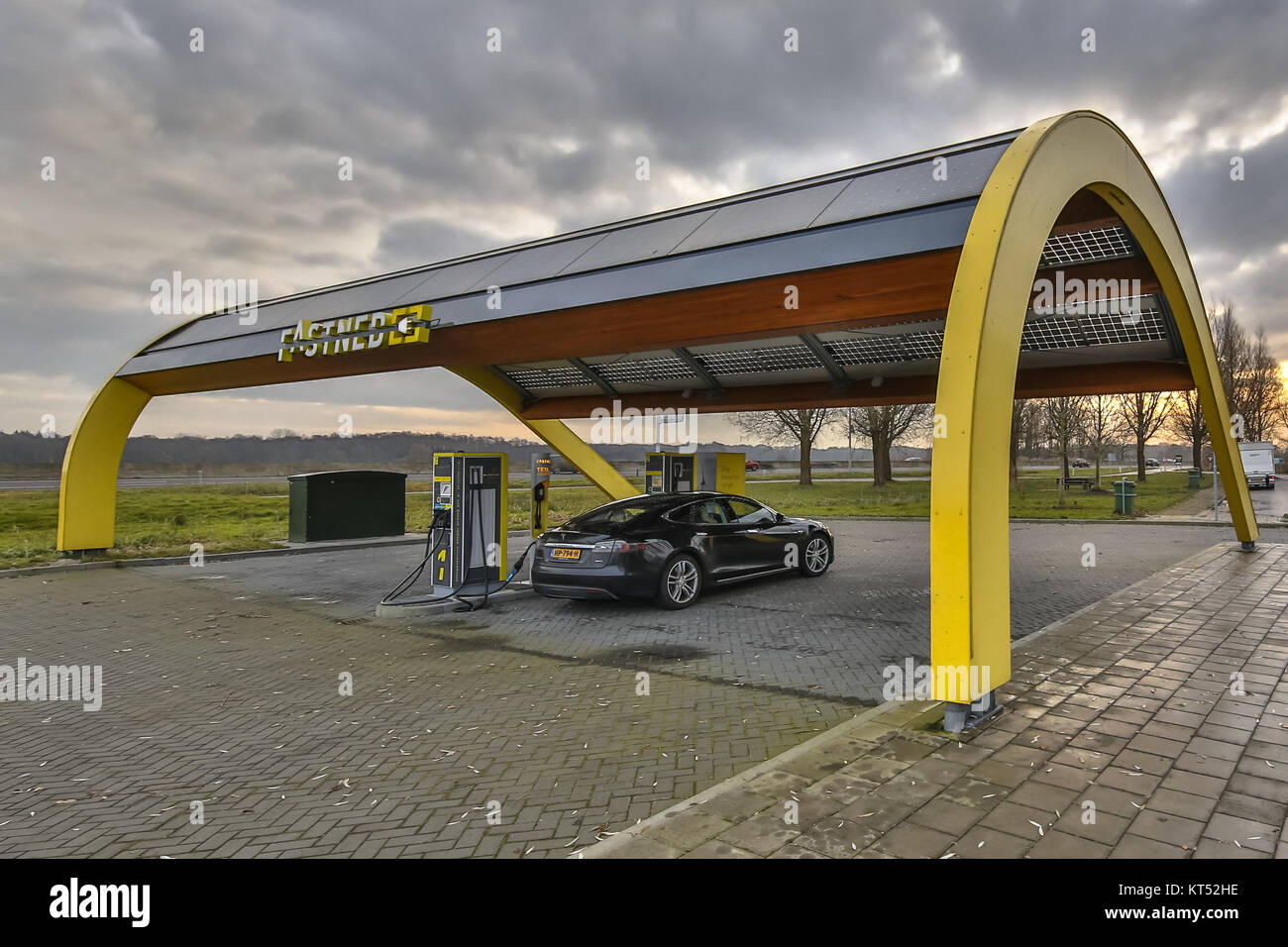 GRONINGEN, Paesi Bassi - 30 Novembre 2016: Tesla carica in auto alla stazione di carica veloce per i veicoli elettrici lungo l'autostrada Foto Stock