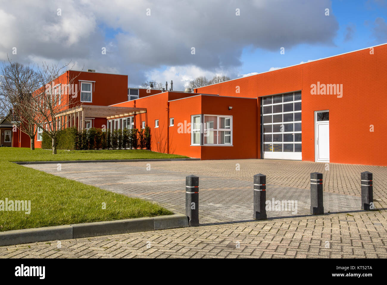 Moderno edificio commerciale con i posti di parcheggio e area di storage Foto Stock