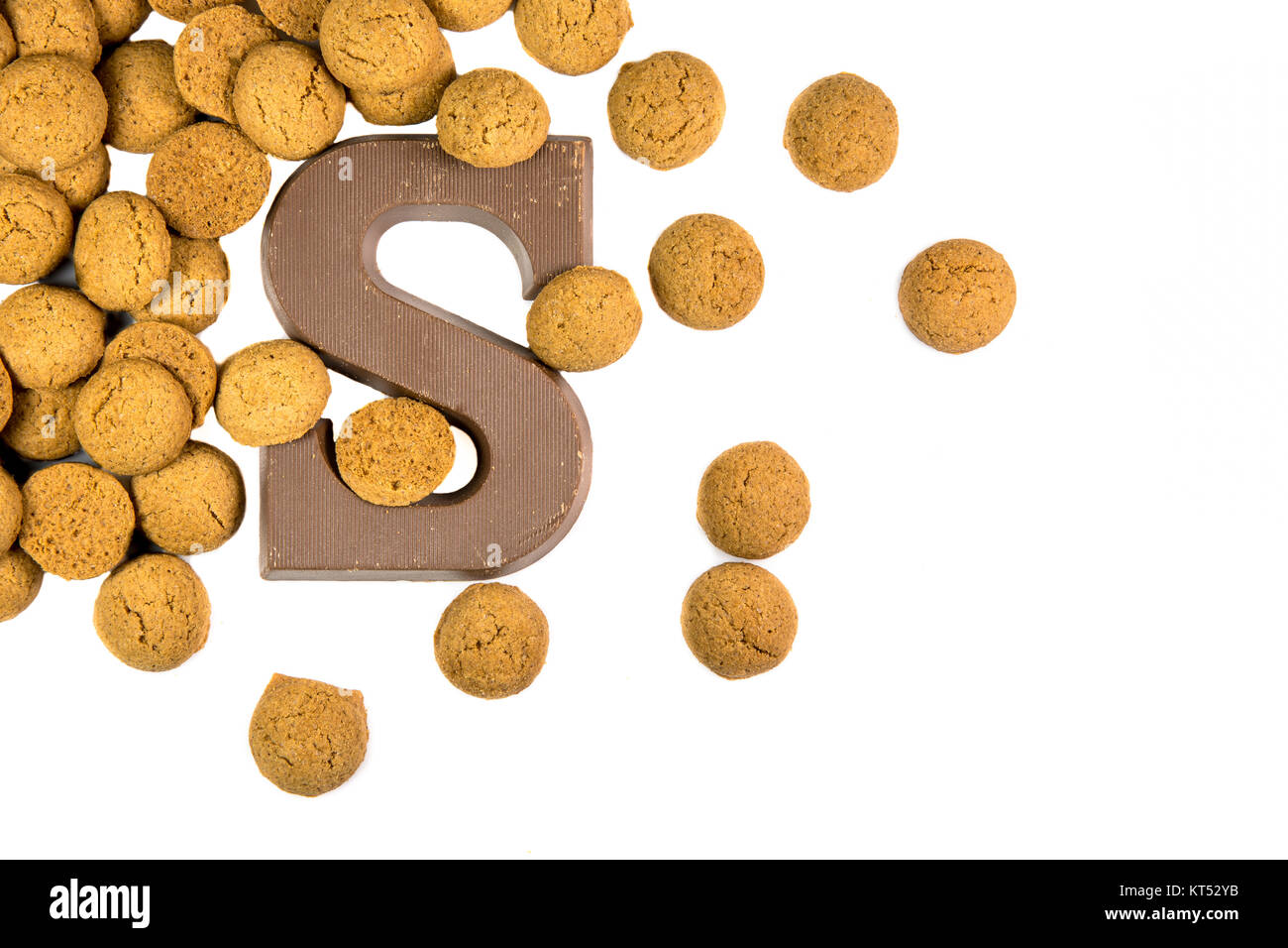 Manciata di gettata Pepernoten cookies con cioccolato lettera come Sinterklaas decorazione su sfondo bianco per l'olandese sinterklaasfeest holiday evento su d Foto Stock