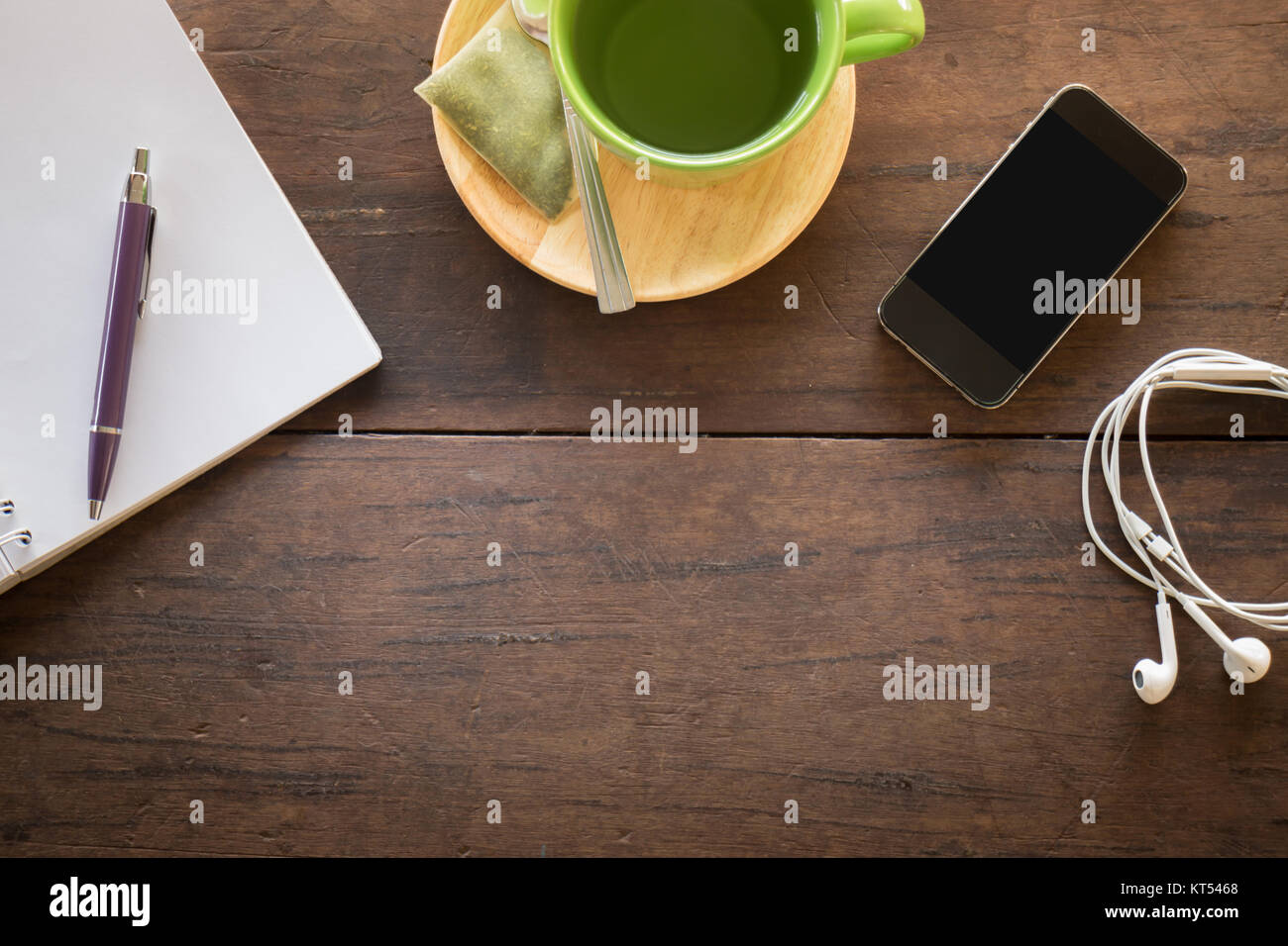 Lavoro tabella creativi e caldo tè verde bere Foto Stock