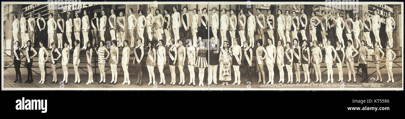 Questa immagine mostra le concorrenti di Miss America 1927, un concorso di bellezza che ha messo in evidenza le donne americane. Cattura lo stile, la cultura e i valori dell'epoca. Foto Stock