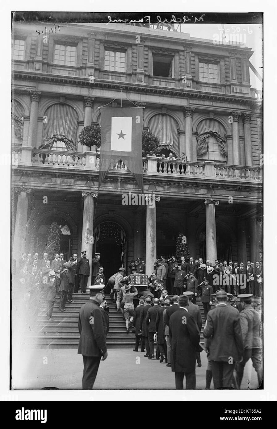 Questa fotografia cattura la scena di un funerale di Mitchel, documentando un evento importante nella vita di una comunità e la tradizione dei servizi funebri. Foto Stock