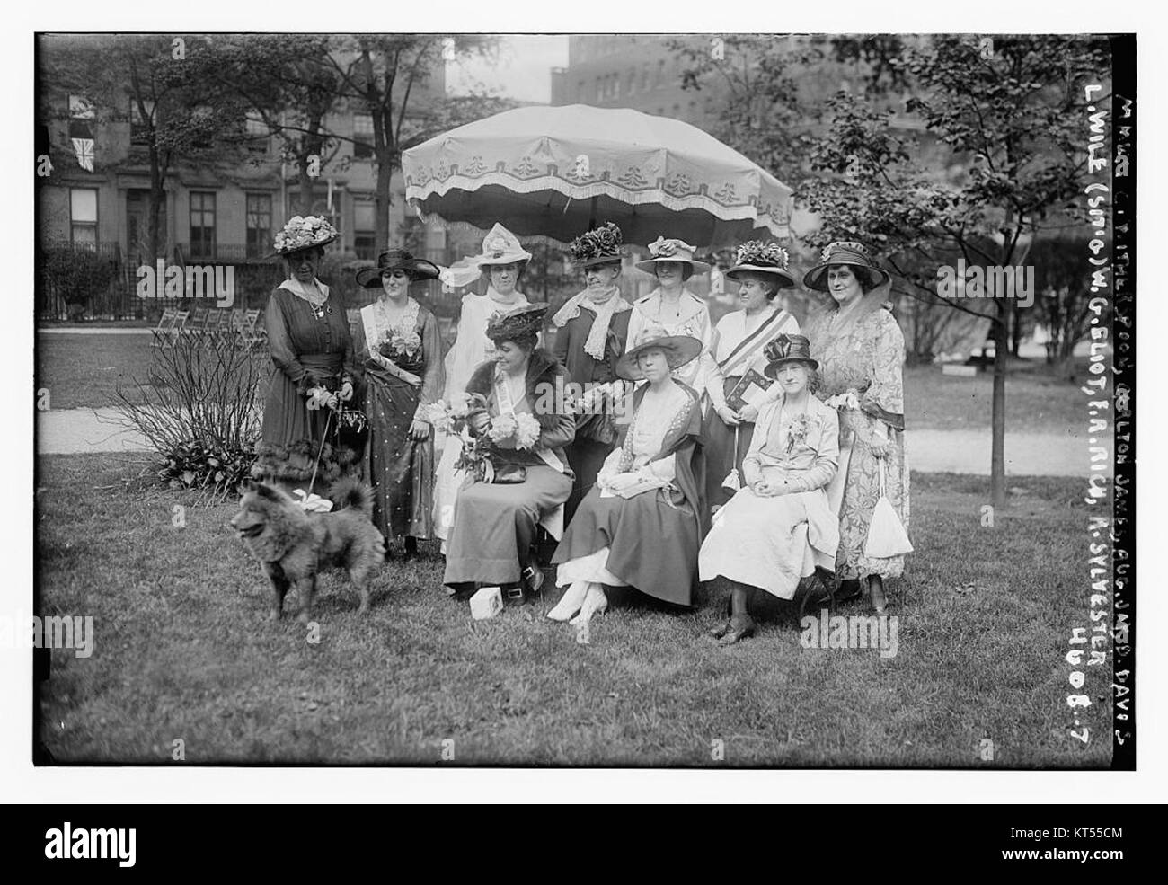 Mmes- C. Witherspoon, Carleton James, Agosto Jay, D. Davis, L. Wile, (sit'g) W.G. Eliot, F.R. Ricco, R. Sylvester (26682645943) Foto Stock