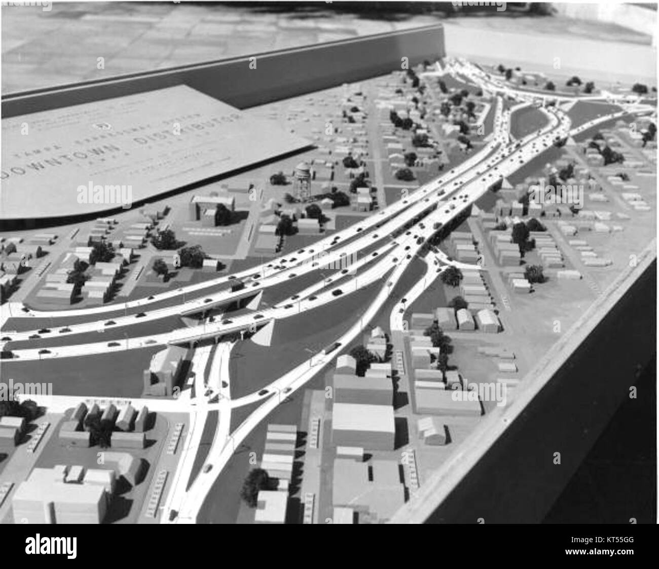 Questo modello raffigura l'Interstate 4 Tampa Downtown Distributor, mostrando una rappresentazione dettagliata in scala del sistema autostradale di Tampa, Florida. Mette in evidenza la progettazione e la struttura di un progetto infrastrutturale chiave nella regione. Foto Stock