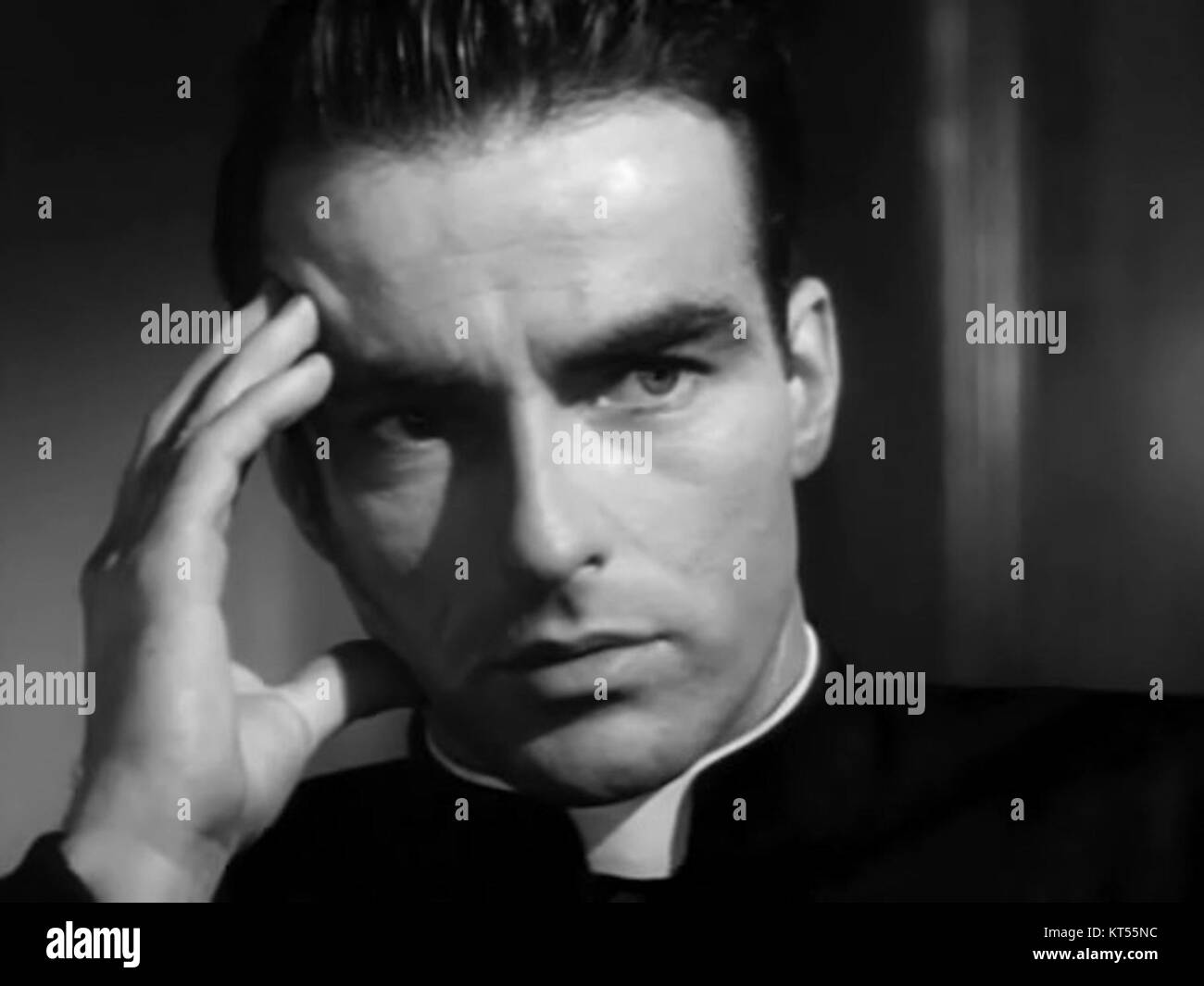 Il ruolo di Montgomery Cliftâ in "i confessa" (1953), diretto da Alfred Hitchcock, mostra la sua drammatica gamma mentre ritrae un prete falsamente accusato di omicidio. La sua performance è fondamentale per l'esplorazione del senso di colpa e del dilemma morale del filmâ. Foto Stock