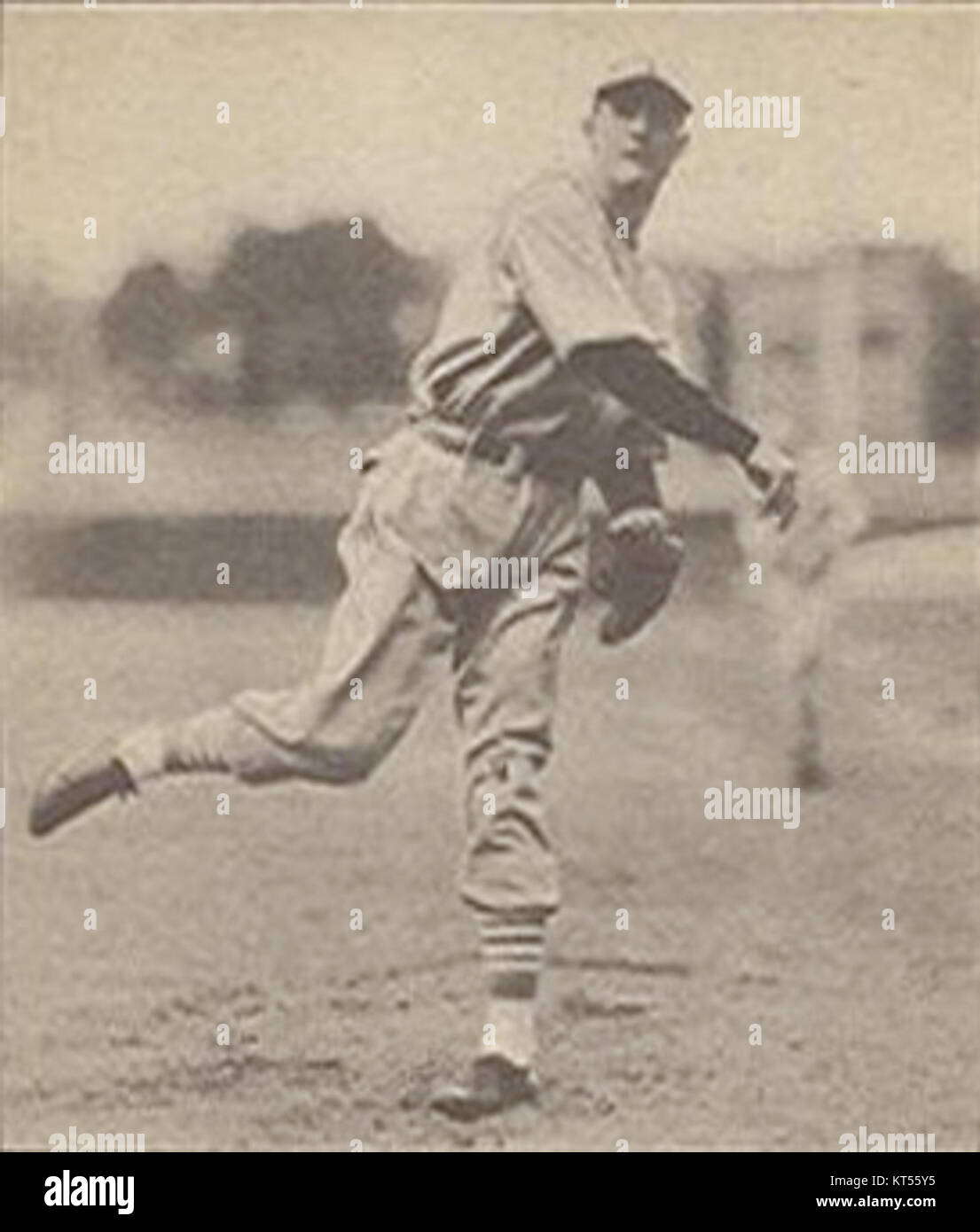 La carta da baseball 1940 *Play Ball* con Mort Cooper mette in evidenza il suo tempo come lanciatore nella Major League Baseball. Cooper era noto per la sua performance con i St. Louis Cardinals, in particolare durante la stagione 1942. Foto Stock