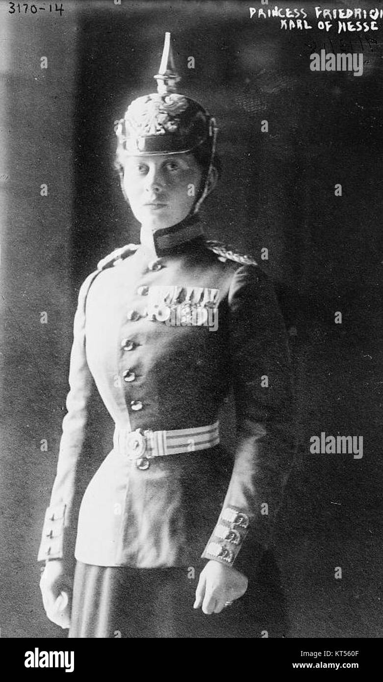 L'immagine di Mossy in uniforme probabilmente raffigura un individuo o una figura che indossa un'uniforme militare o formale, enfatizzando la disciplina e l'autorità. Foto Stock