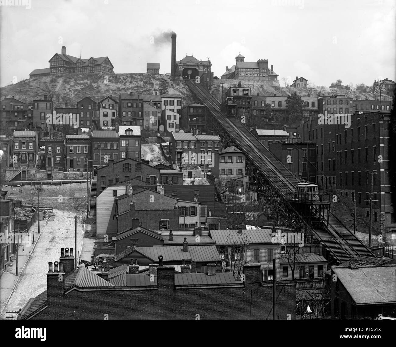 Mount Adams Incline, uno storico sistema ferroviario funicolare a Cincinnati, Ohio, fu costruito nei primi anni '1900 e fu utilizzato per trasportare persone su Mount Adams, mostrando le prime tecnologie di trasporto. Foto Stock
