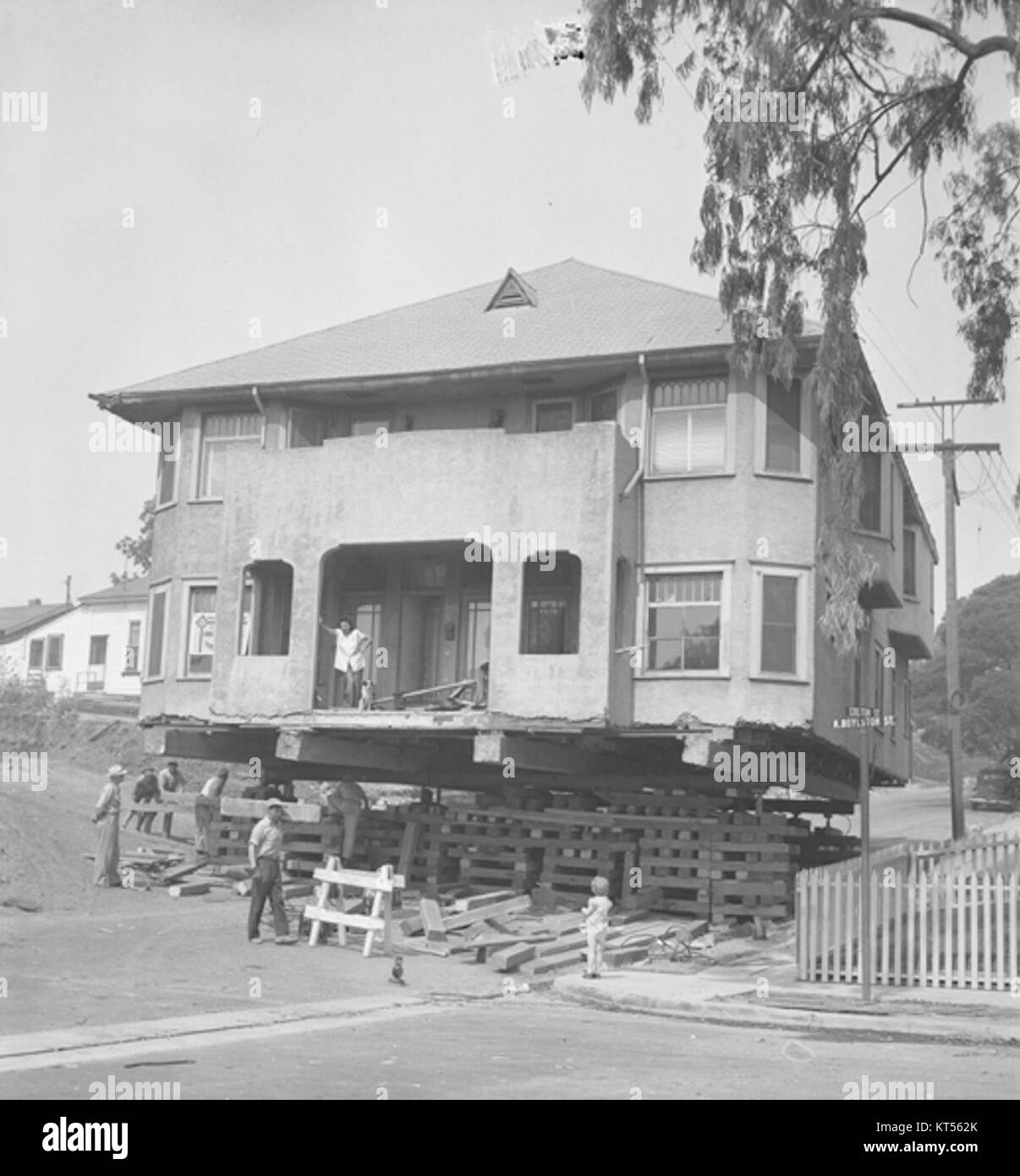 L'immagine mostra il processo di spostamento di una casa a Los Angeles, un'operazione complessa che prevede un'attenta pianificazione e attrezzature. Mette in evidenza la logistica e la tecnica utilizzata in tali progetti di trasferimento. Foto Stock