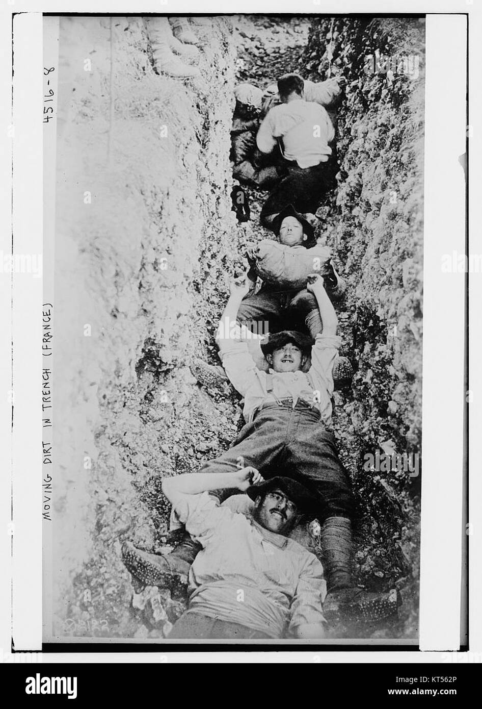 Questa fotografia cattura i lavoratori che spostano lo sporco in una trincea, probabilmente correlata a lavori di costruzione o scavo in Francia. L'immagine offre una panoramica delle pratiche di lavoro e di settore del tempo. Foto Stock