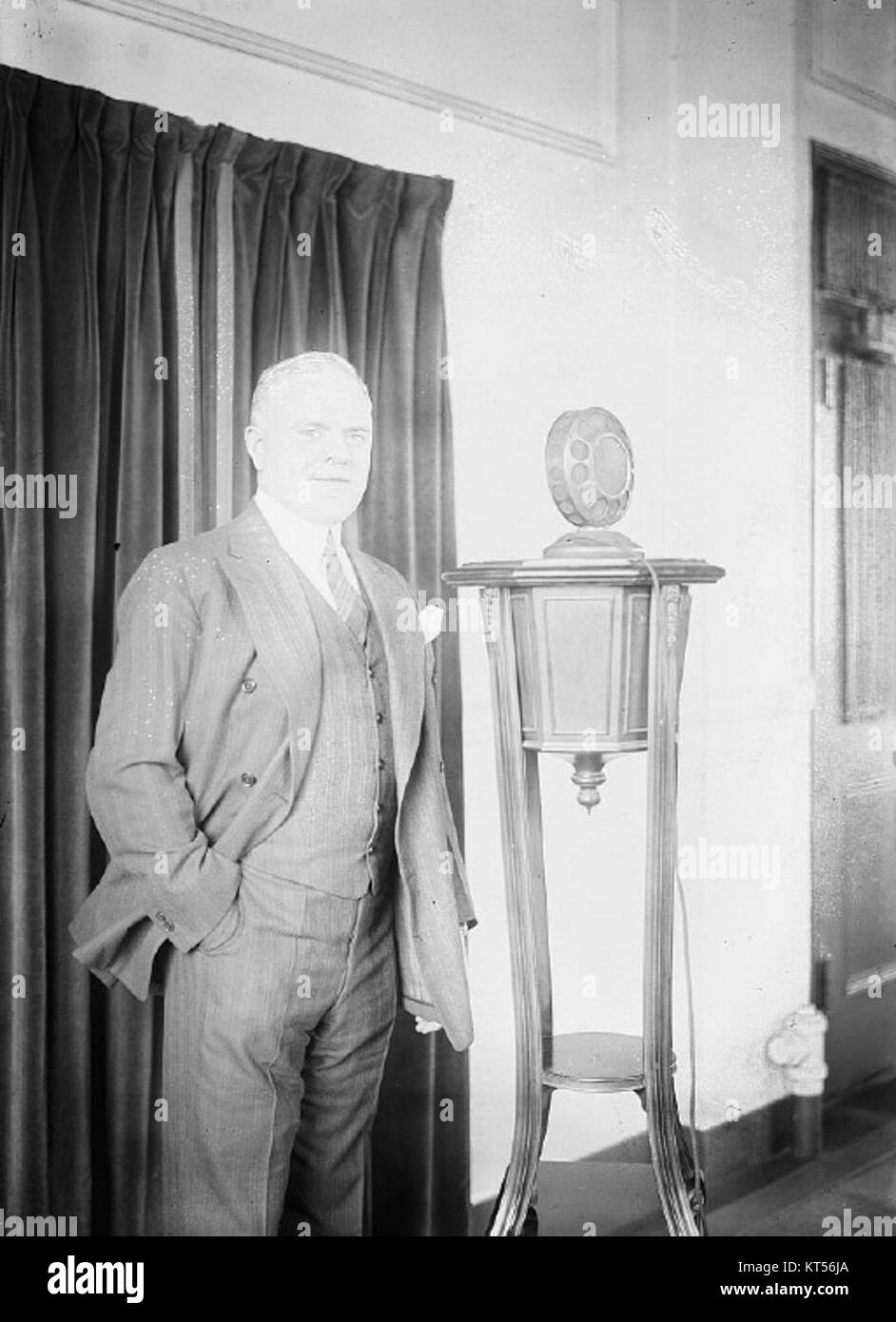 Questa fotografia a figura intera di un microfono Murray mostra il suo design e la sua maestria artigianale. Il microfono Murray era un elemento chiave delle apparecchiature audio utilizzate nelle prime trasmissioni. Foto Stock