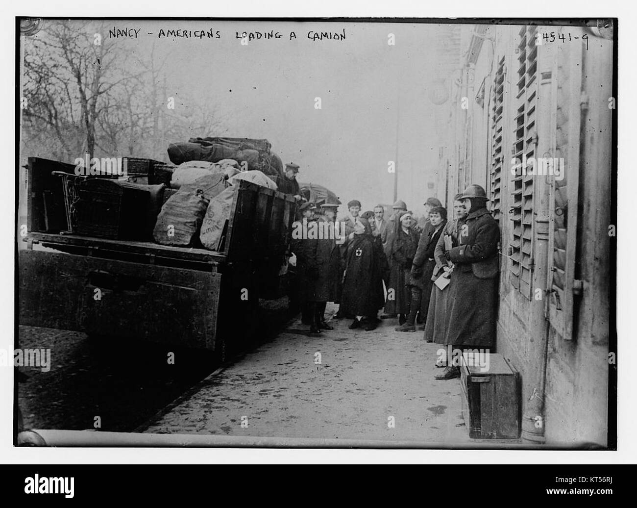 La foto mostra gli americani che caricano un camion (camion) con merci, probabilmente in un contesto bellico o post-bellico. Cattura un momento di logistica, forse durante un'operazione militare o uno sforzo di soccorso significativo. Foto Stock