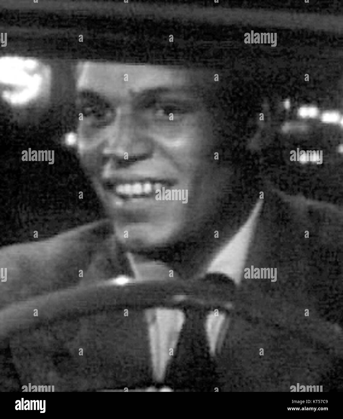 Neville Brand ha recitato nel film del 1950 DOA, dove ha interpretato un personaggio significativo. Questa immagine ritagliata cattura un momento cruciale del film, mostrando la performance di Brand in una scena sospensiva. Foto Stock