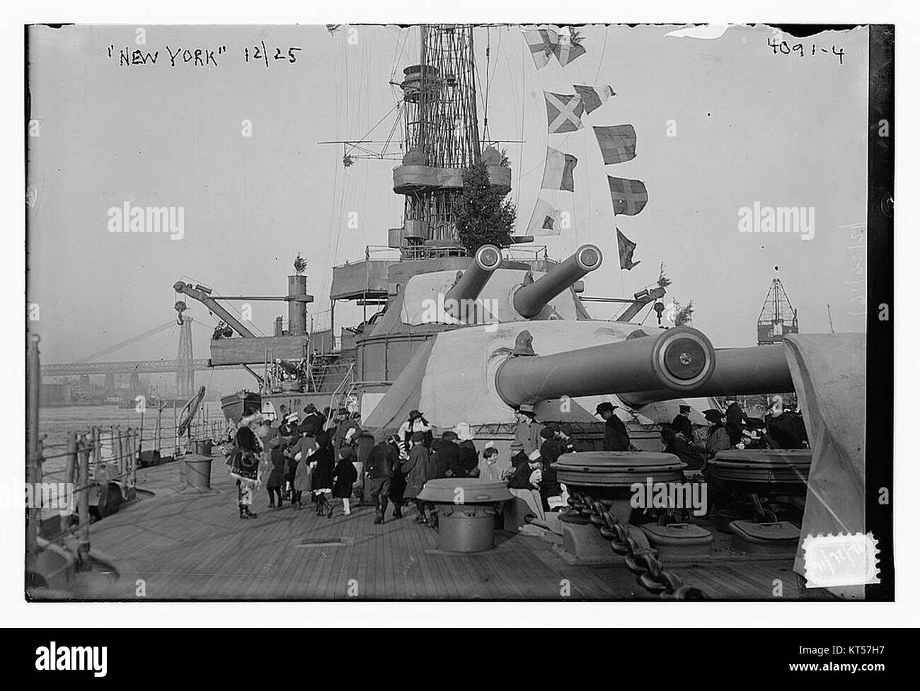 Questa fotografia di New York cattura l'iconico skyline, con edifici di spicco come l'Empire State Building e il Chrysler Building. Mostra la grandiosità architettonica e il paesaggio urbano di una delle città più famose al mondo. Foto Stock
