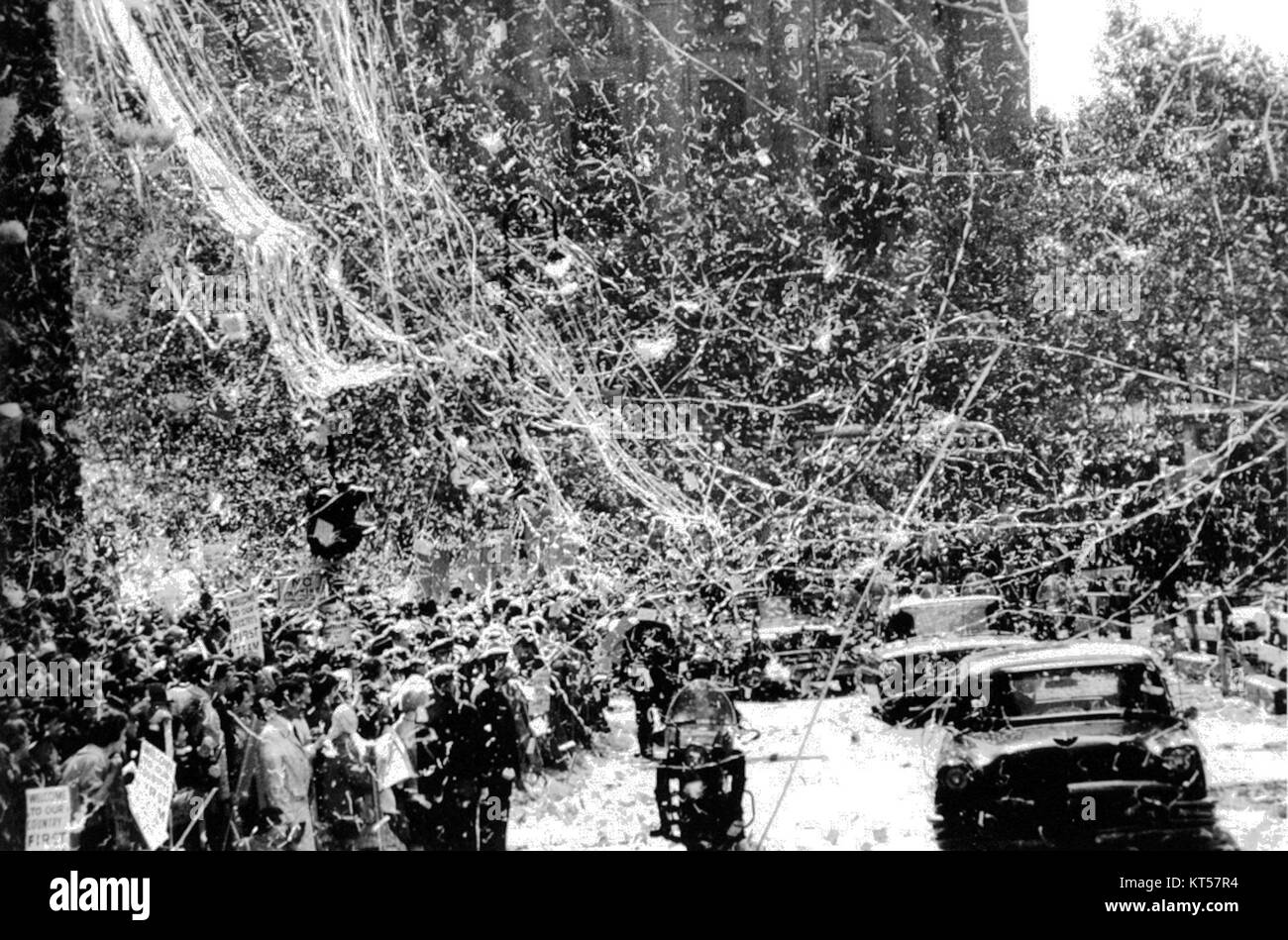 La Nixon Ticker Tape Parade di New York, 1960, fu un importante evento pubblico che celebrava Richard Nixon, allora vicepresidente degli Stati Uniti. La sfilata è uno dei momenti iconici della storia politica americana, simboleggiando il sostegno pubblico e l'impegno politico dell'epoca. Foto Stock