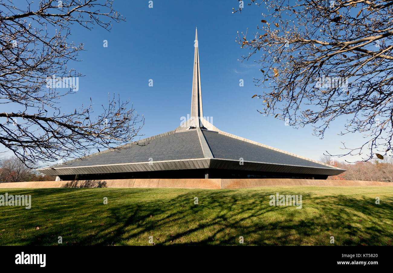 La North Christian Church di Columbus, Indiana, è un rinomato monumento architettonico noto per il suo design unico di Eero Saarinen. Si erge come un importante esempio di architettura modernista della metà del XX secolo. Foto Stock