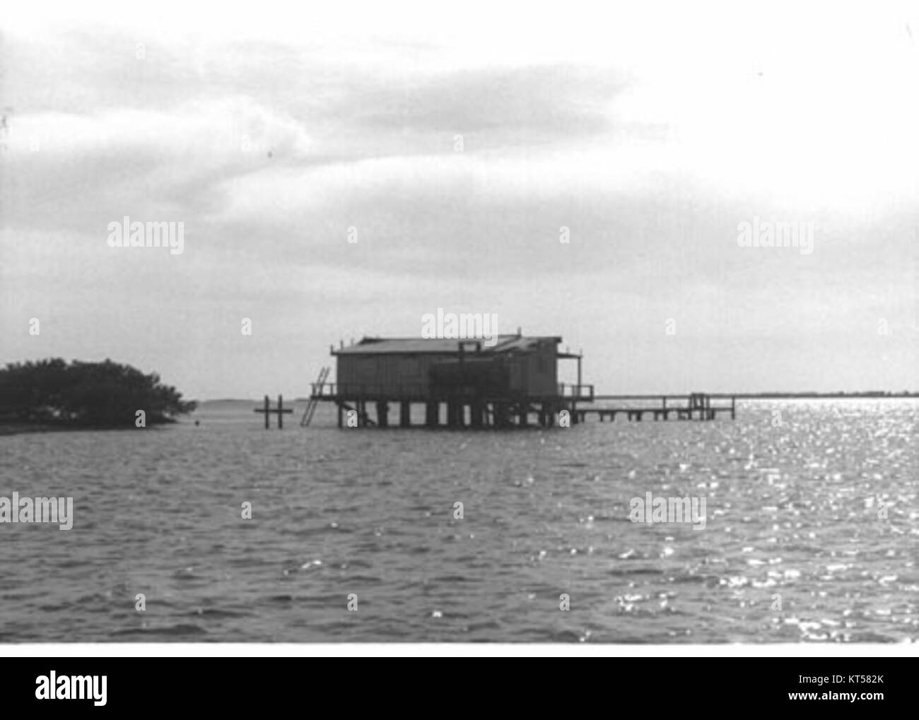 La Norton Fish Cabin a Captiva Rocks è uno storico edificio a un piano con struttura in legno costruito intorno al 1920 dalla Punta Gorda Fish Company. Situato a Pine Island Sound, Florida, è stato utilizzato da pescatori commerciali ed è elencato nel National Register of Historic Places. Foto Stock
