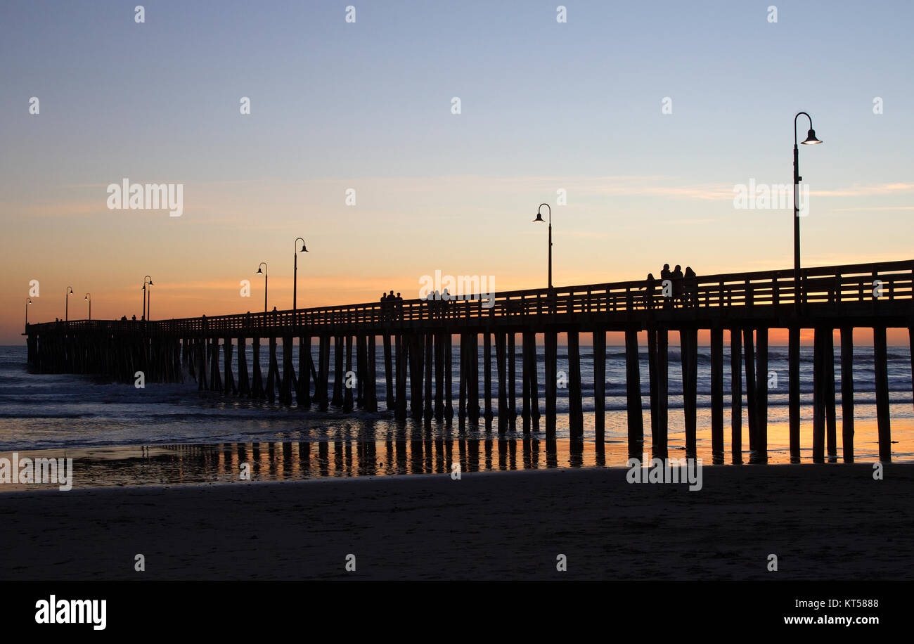 Cayucos molo sulla spiaggia al tramonto Foto Stock