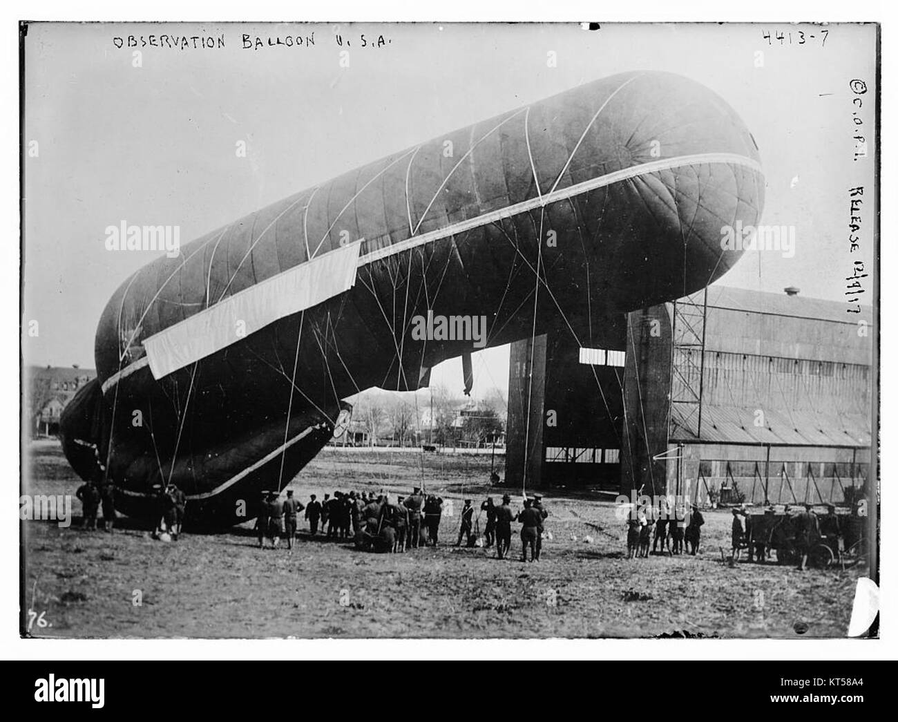 Il pallone da osservazione, utilizzato negli Stati Uniti, è un pallone ad alta quota, legato progettato per scopi militari e di ricerca. Fornisce preziose funzionalità di ricognizione aerea e raccolta dati. Foto Stock