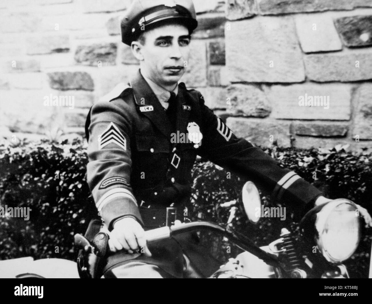 L'agente James Stephen McAuliffe, Sr., è raffigurato in sella a una moto nel 1929. McAuliffe era un ufficiale delle forze dell'ordine noto per il suo servizio e la sua dedizione, e questa immagine cattura un momento iconico nella storia della polizia all'inizio del XX secolo. Foto Stock