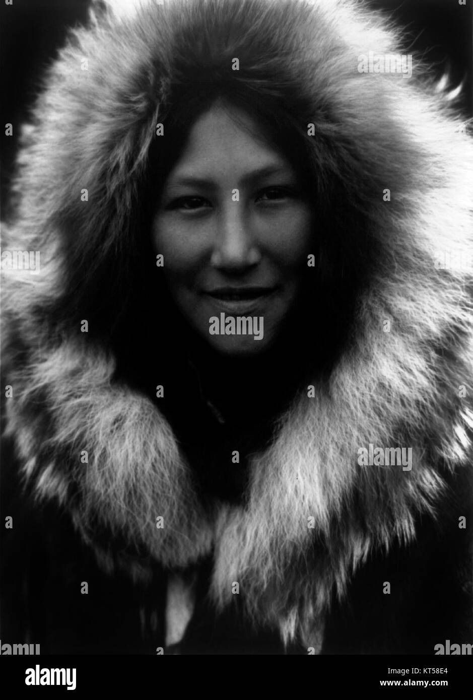 Questa iconica fotografia, scattata da Edward S. Curtis nel 1927, raffigura Ola Noatak, un individuo indigeno dell'Alaska. Curtis è noto per aver documentato le culture dei nativi americani nei suoi lavori fotografici all'inizio del XX secolo. Foto Stock