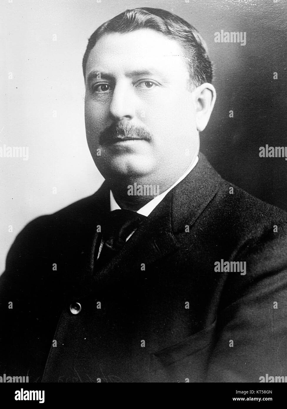 Oliver Henry Shoup (1869–1940) fu il 22° governatore del Colorado dal 1919 al 1923. Nato in Illinois, si trasferì in Colorado nel 1882, dedicandosi all'industria petrolifera e alle banche prima di entrare in politica. Come governatore, sostenne il proibizionismo e avviò importanti progetti infrastrutturali, tra cui il Moffat Tunnel. E' morto a Santa Monica, in California. Foto Stock