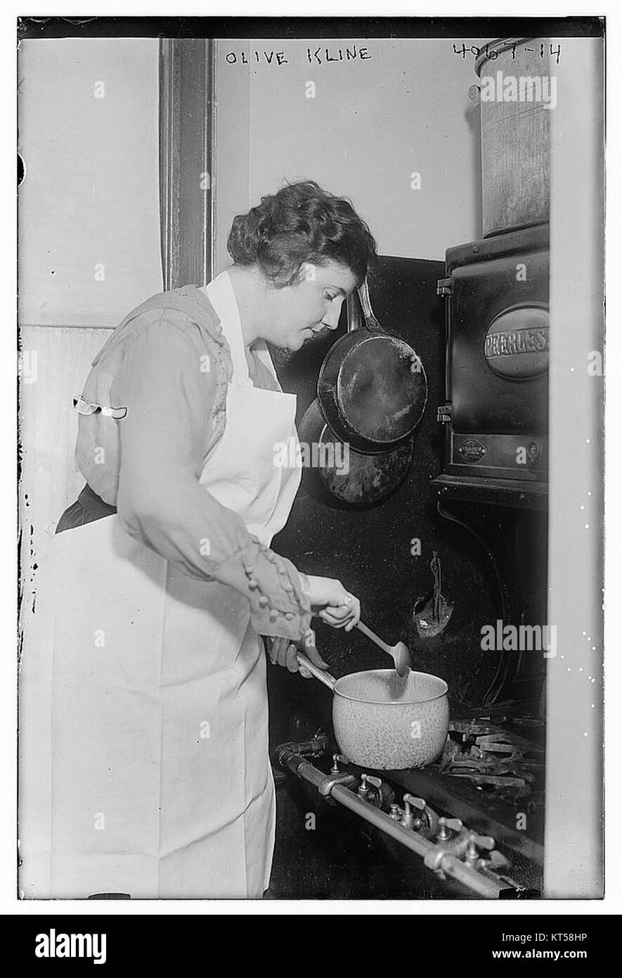 Questa immagine raffigura Olive Kline, una figura notevole nel campo della cucina. Olive Kline era nota per i suoi contributi alle arti culinarie L'immagine la cattura in un momento associato al suo lavoro, sottolineando il suo ruolo nella comunità culinaria. Foto Stock