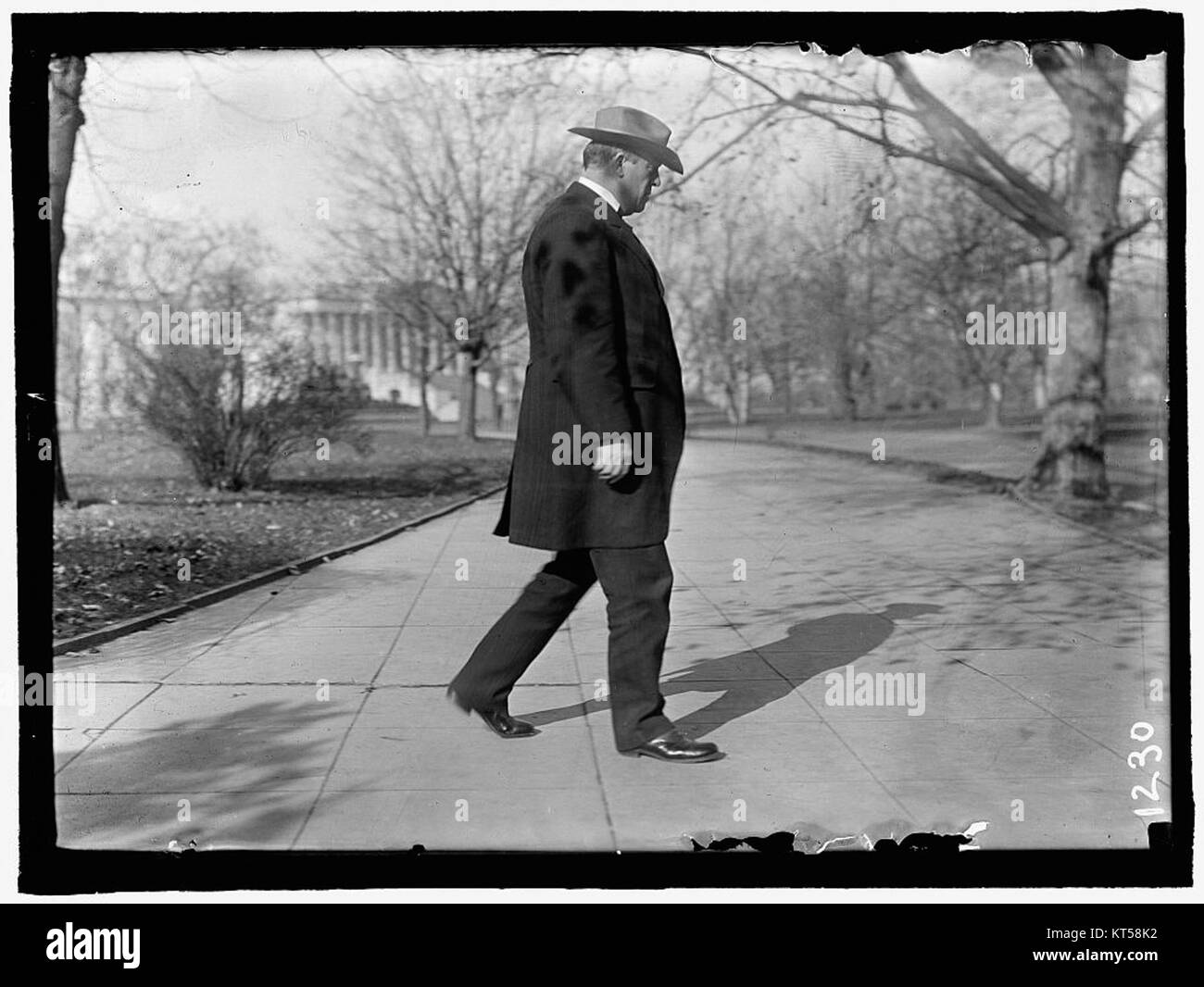 Ollie M. James, una persona catturata camminando, possibilmente all'aperto, dimostrando un movimento o un'attività tipici. L'immagine può suggerire uno scenario quotidiano di una persona che cammina in un ambiente comune, come una strada o un parco. L'attenzione è rivolta ai movimenti semplici e occasionali. Foto Stock
