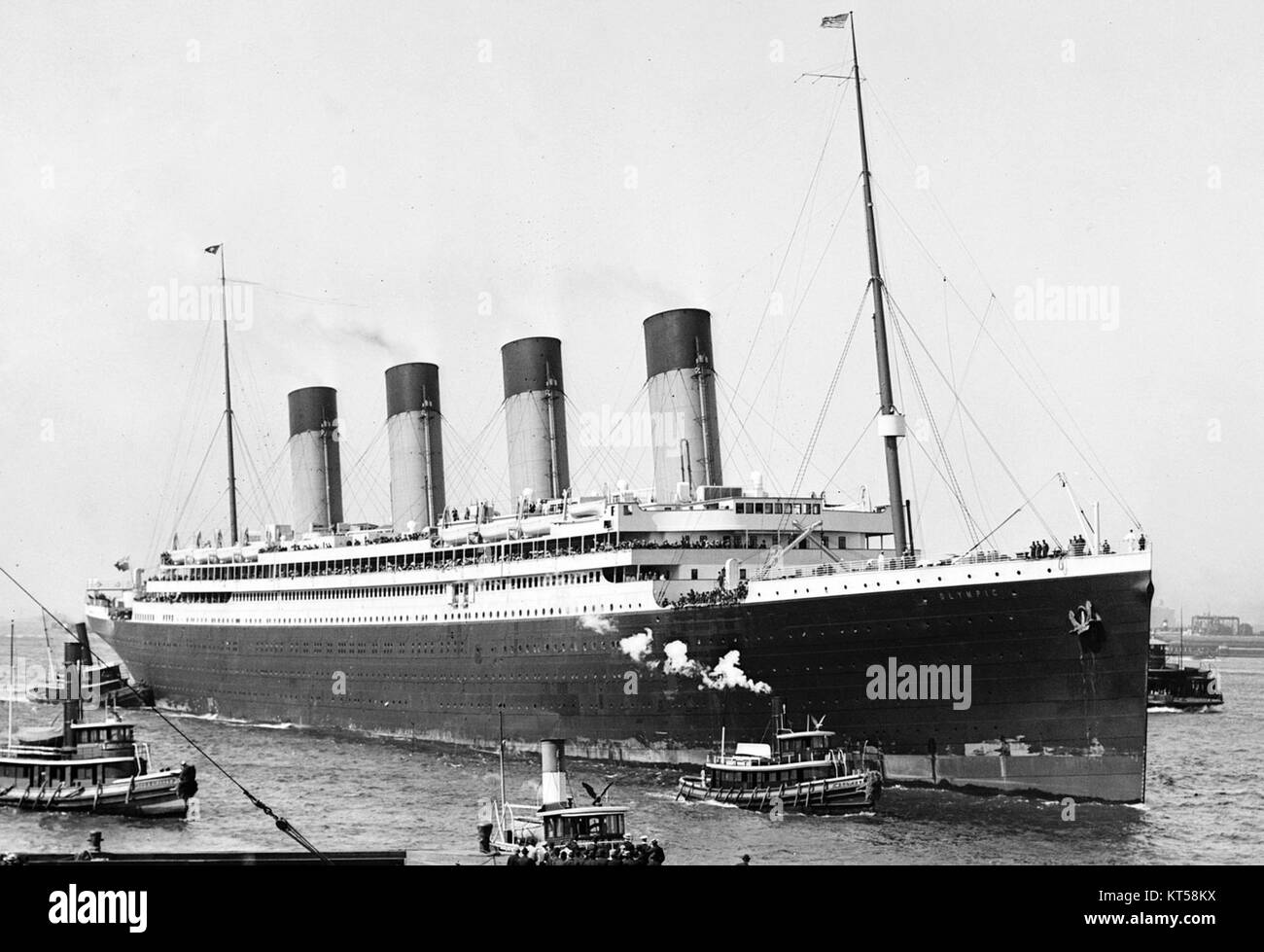 L'Olympic, un grande transatlantico, è raffigurato in arrivo a New York, mostrando la grandiosità dei viaggi transatlantici all'inizio del XX secolo. La nave ha svolto un ruolo significativo nella storia del trasporto marittimo durante il suo periodo. Foto Stock