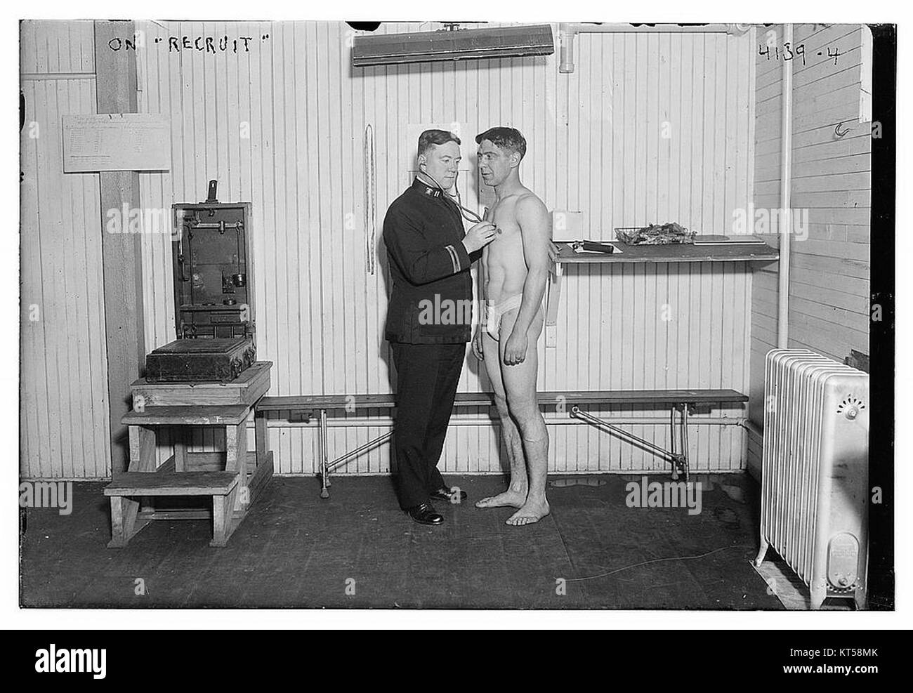 Sulla recluta è probabile che si tratti di una registrazione fotografica o visiva di un evento militare o di reclutamento. L'immagine cattura le persone che partecipano a un processo di reclutamento, sottolineando l'importanza del servizio militare e del coinvolgimento pubblico nella difesa nazionale. Foto Stock