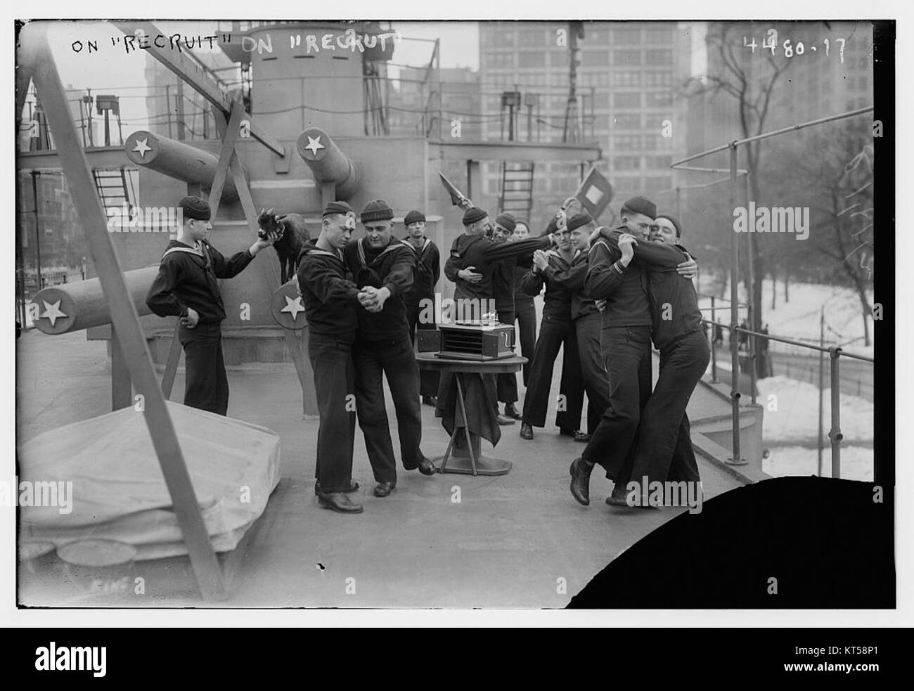 "On RECRUIT (25105557196)" è una fotografia che cattura una scena di reclutamento militare, sottolineando il significato dell'arruolamento nelle forze armate. L'immagine ritrae individui in uniforme, evidenziando l'aspetto umano del servizio militare e l'impegno personale coinvolto nell'adesione all'esercito. Foto Stock