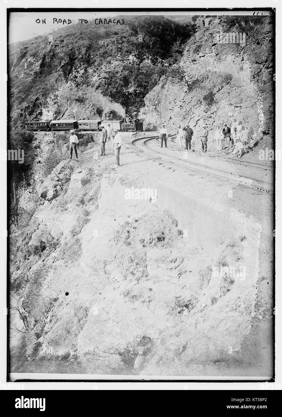 Un'immagine che cattura la strada panoramica che conduce a Caracas, Venezuela, mostrando il paesaggio e le infrastrutture stradali che portano alla città. Foto Stock