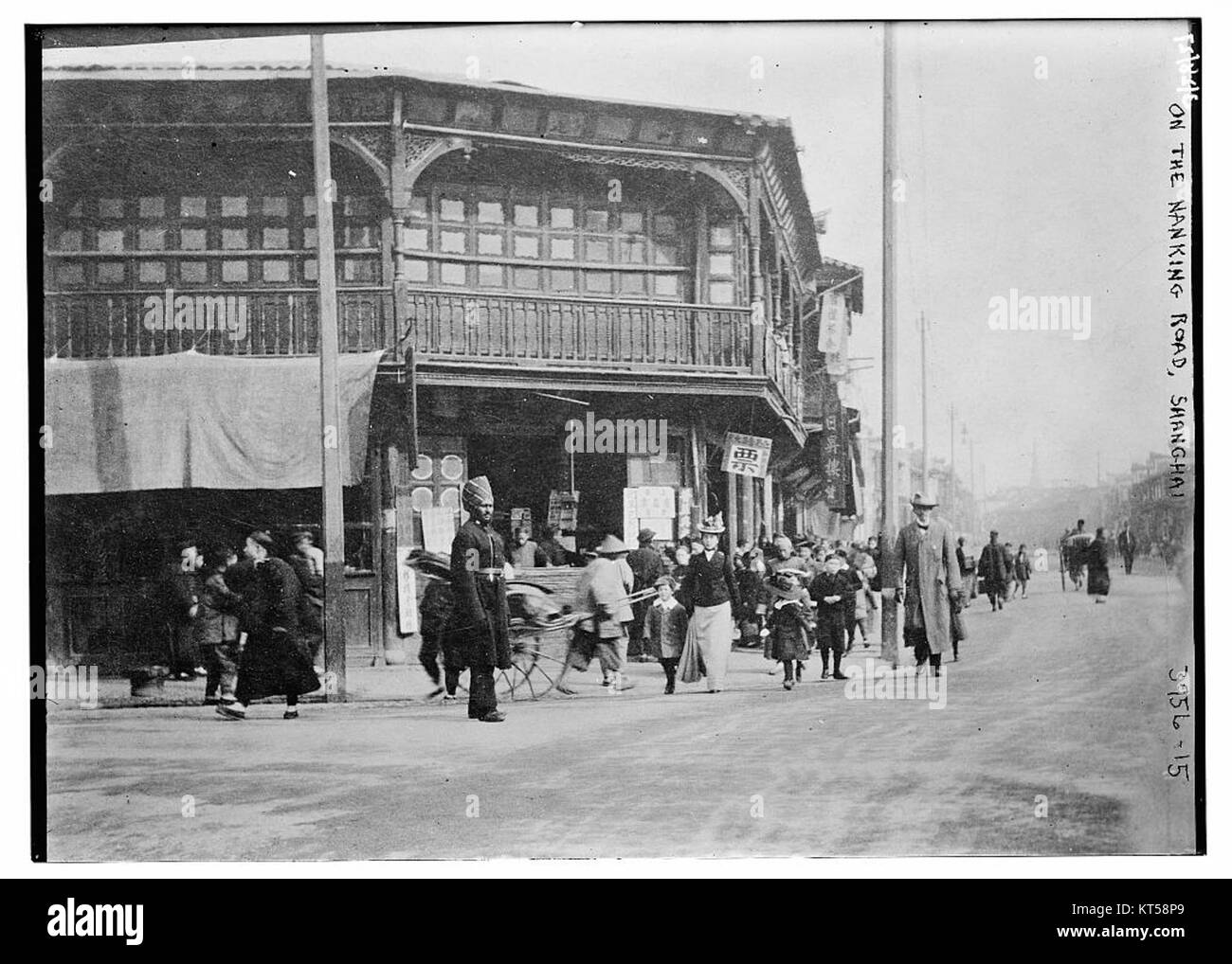 Questa fotografia di Nanking Road, Shanghai, mostra una delle strade commerciali più famose della città. Conosciuta per i suoi vivaci quartieri dello shopping e il suo significato storico, Nanking Road rimane un importante centro culturale ed economico di Shanghai. Foto Stock