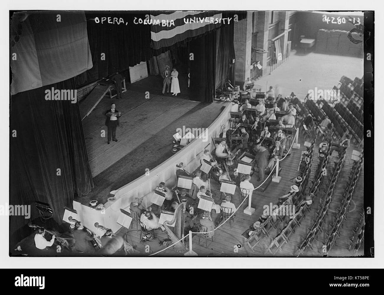 Un'esecuzione di opera alla Columbia University, con particolare attenzione alla musica classica e alla produzione teatrale drammatica. L'evento si è tenuto nell'ambito del programma di belle arti dell'università. Foto Stock