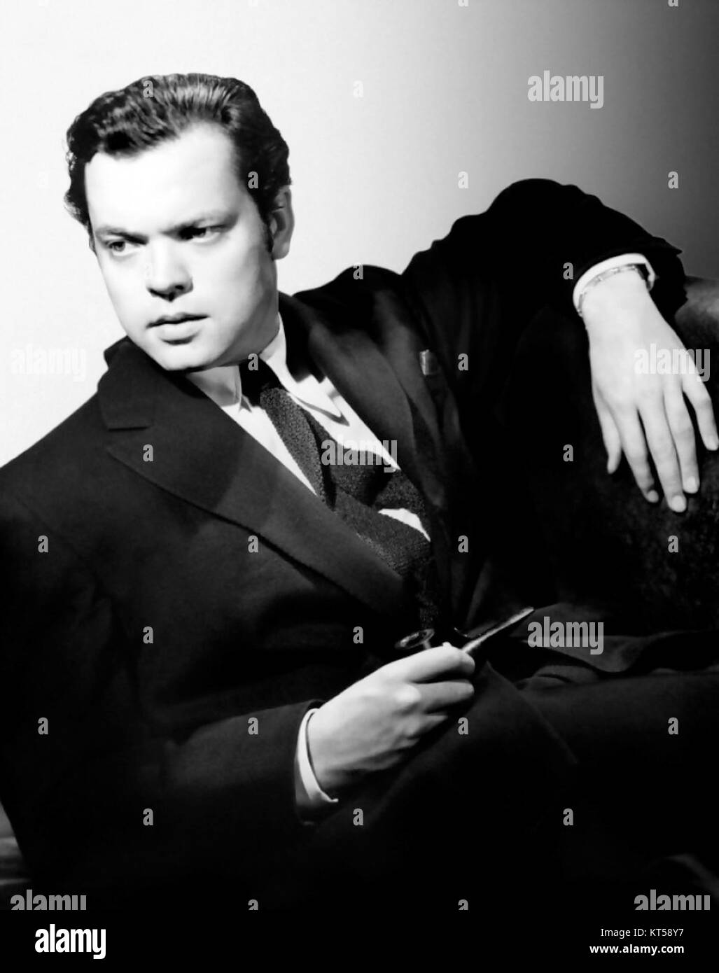 Orson Welles, un regista e attore all'avanguardia, è stato strettamente associato alla RKO Pictures negli anni '1940 Il suo lavoro con lo studio, tra cui *Citizen Kane* e *The Magnificent Ambersons*, ha definito l'innovazione cinematografica e ha cambiato il paesaggio del cinema hollywoodiano. Foto Stock