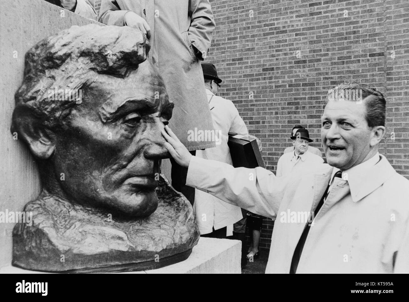 Otto Kerner fu una figura notevole nella politica americana, servendo come governatore dell'Illinois e in seguito come giudice federale. Conosciuto per la sua carriera politica, Kerner fu influente nella definizione della politica statale. Il NYWTS si riferisce probabilmente a una foto o a una copertura mediatica relativa al tempo trascorso in carica da Kerner o alla sua carriera politica. Foto Stock