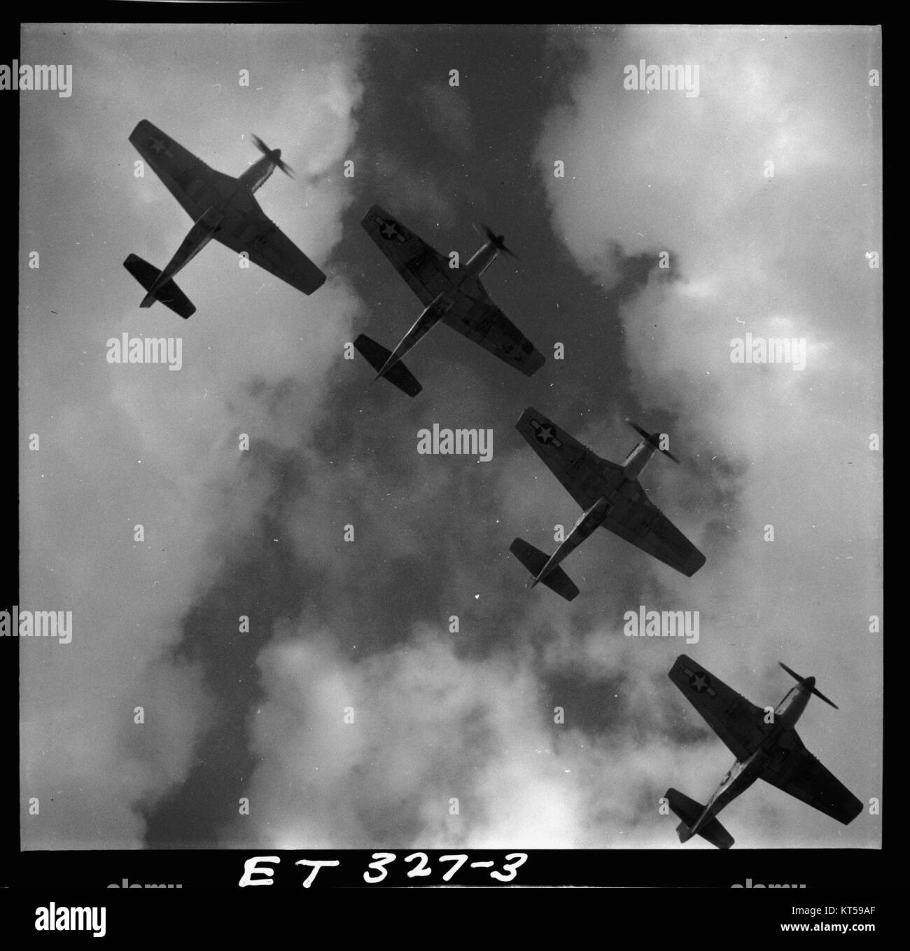 Questa immagine mostra un gruppo di P-51 Mustang stazionati presso la base aerea Ramitelli in Italia durante la seconda guerra mondiale. Questi iconici aerei da caccia sono stati critici nelle operazioni aeree alleate, fornendo scorta ai bombardieri e ingaggiando caccia nemici. Foto Stock