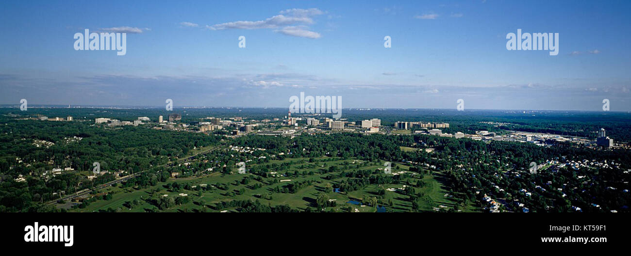 Vista aerea di Tysons Corner, Virginia, che mostra lo sviluppo urbano della città. Noto per i suoi centri commerciali e le reti di trasporto, Tysons Corner è un importante centro finanziario nell'area metropolitana di Washington D.C.. Foto Stock