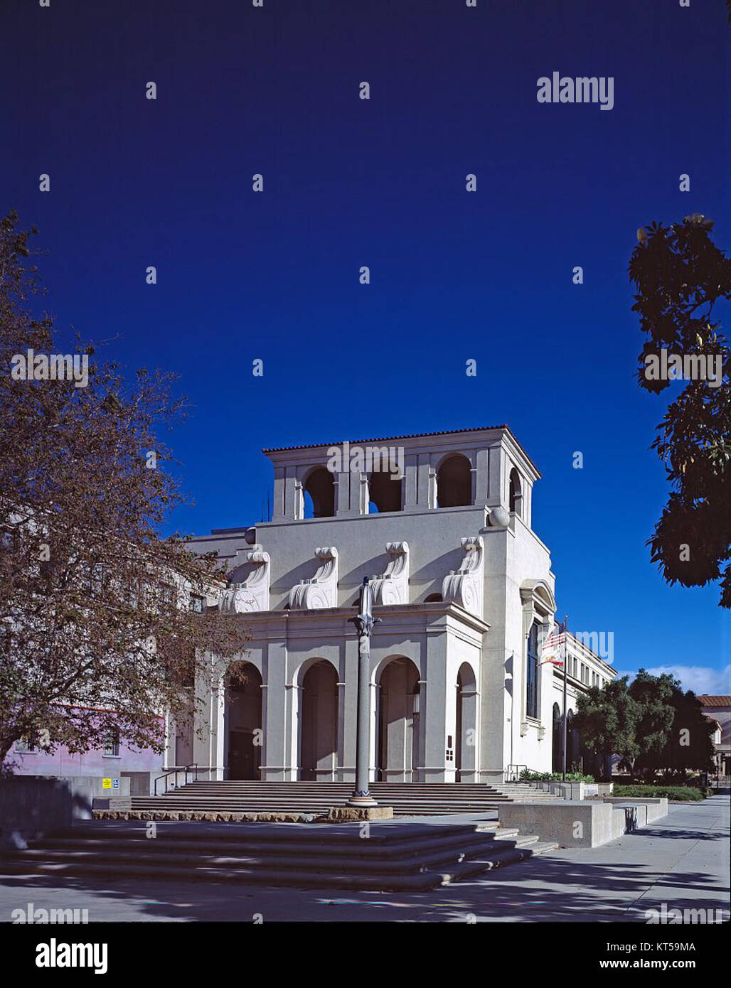 Il Pasadena Police Department Building, situato a Pasadena, California, funge da centro amministrativo e operativo per le forze dell'ordine locali. L'edificio è parte integrante delle infrastrutture della città, ospitando vari dipartimenti e servizi essenziali per mantenere la sicurezza pubblica e le operazioni di applicazione della legge a Pasadena. Foto Stock