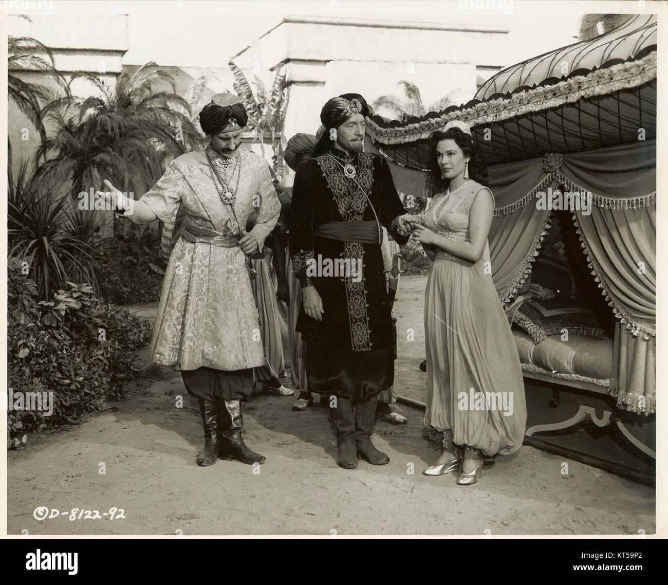 Patricia Medina ha recitato in "Siren of Bagdad", un film del 1953 diretto da Van Pelt. Il film è un'avventura ambientata in Medio Oriente, che mostra la performance di Medina in un ruolo cinematografico significativo. Foto Stock