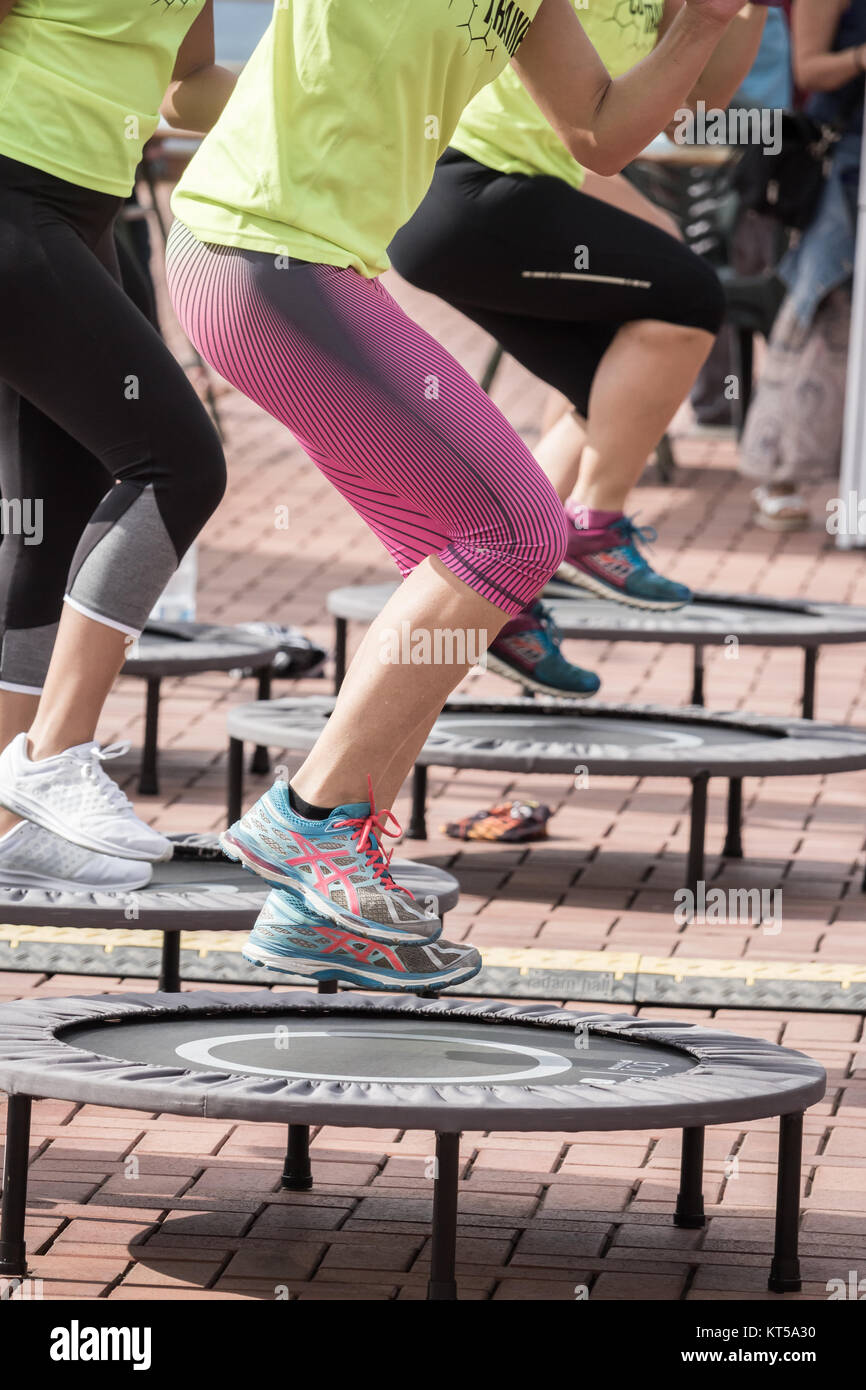 Trampoline lezione di aerobica all aperto in Spagna Foto Stock