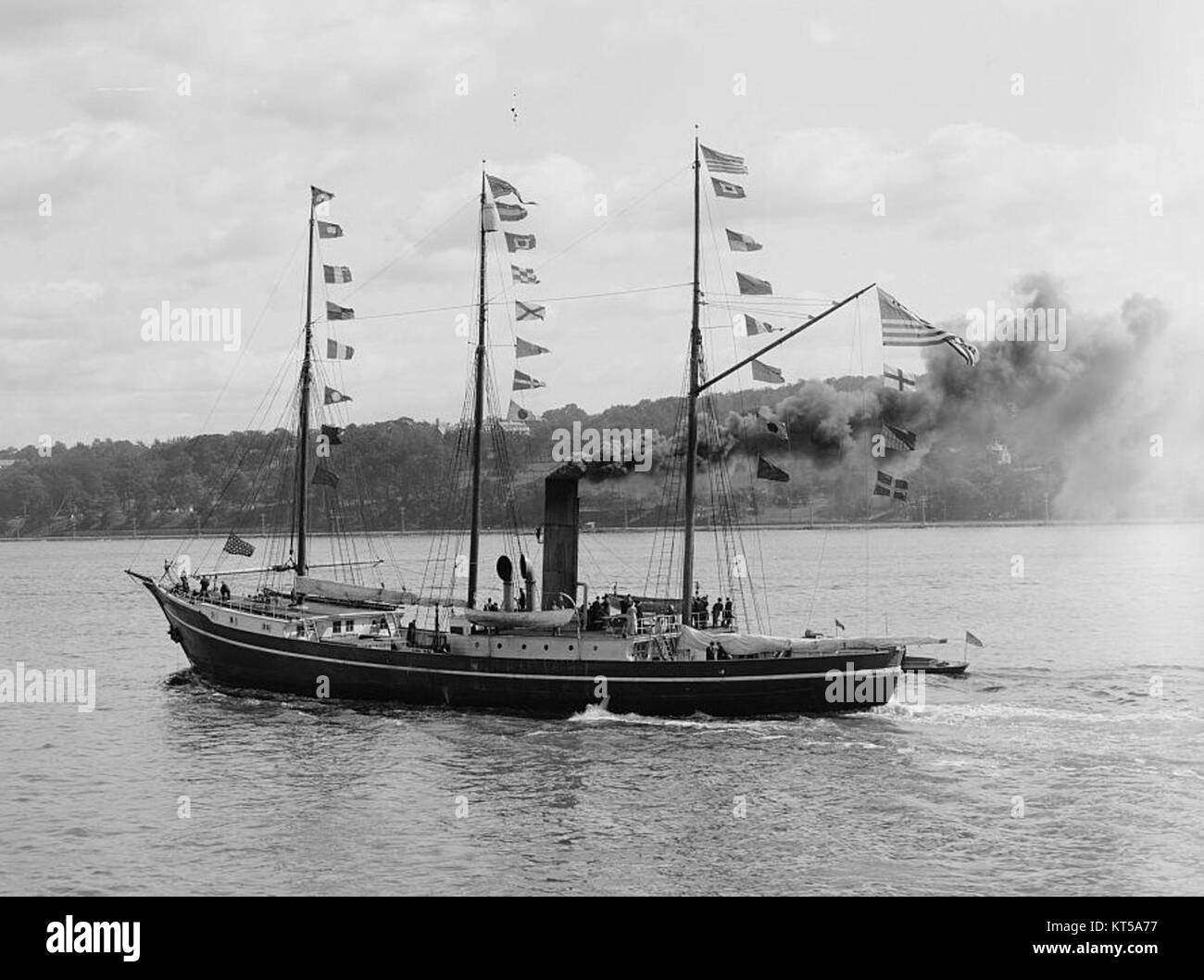 Il Roosevelt, il piroscafo di Robert Pearyâ, era un'imbarcazione notevole nella Hudson-Fulton Parade, che commemorava il 300° anniversario dell'esplorazione del fiume da parte di Henry Hudsonâ. L'inclusione della nave nella parata segnò la sua importanza storica nell'esplorazione artica e nella storia marittima americana. Foto Stock