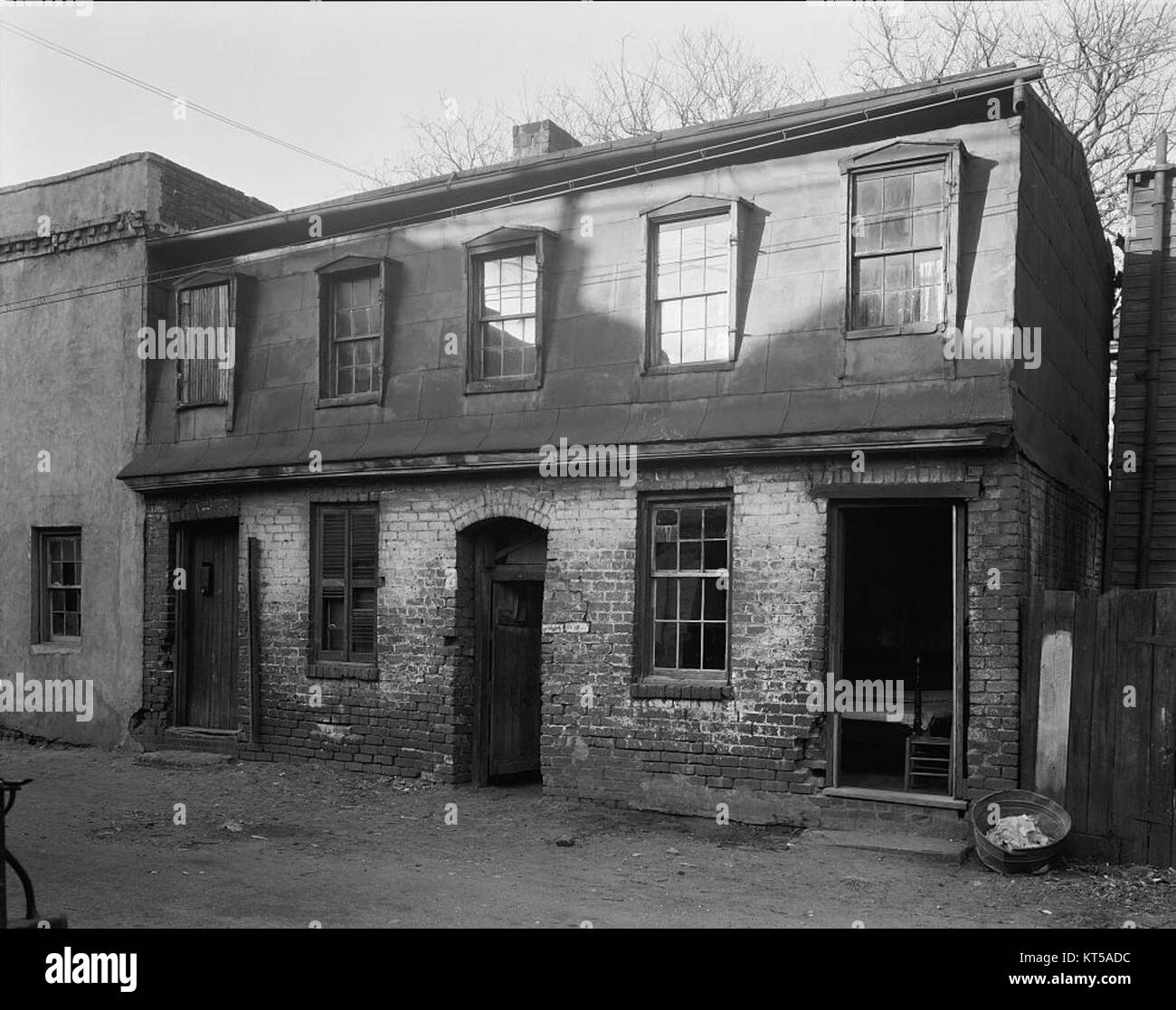 Perry Lane si trova nella sezione occidentale di Savannah, Georgia, vicino a West Broad Street. È un'area chiave nella contea di Chatham, conosciuta per il suo significato storico e l'architettura locale. Foto Stock