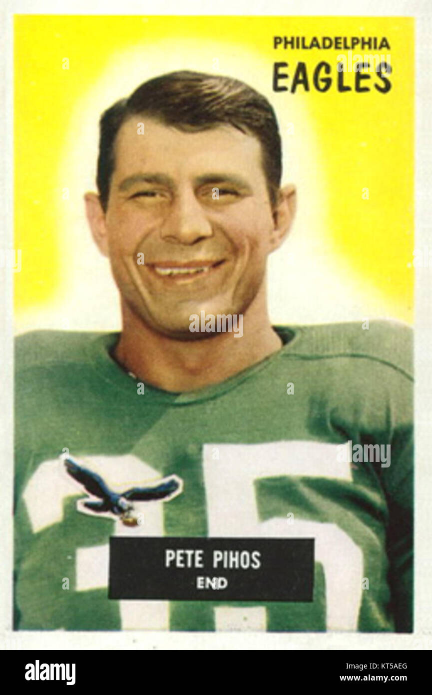 Pete Pihos, ex giocatore di football professionistico, è presente nella sua carta da calcio Bowman del 1955. Pihos fu un iconico wide receiver della National Football League (NFL) e giocò per i Philadelphia Eagles. La carta cattura un momento della sua carriera atletica, rappresentando una figura chiave nel football americano della metà del XX secolo e mostrando la popolare serie di carte di quell'epoca. Foto Stock