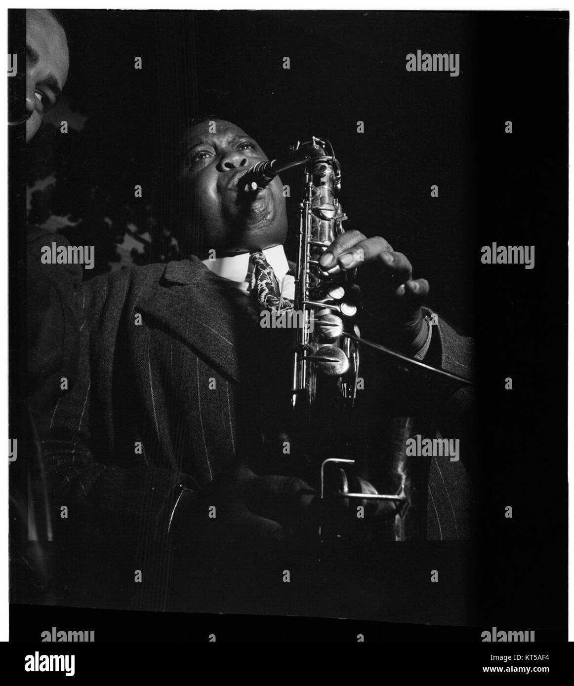 Fotografia di Pete Brown, una figura influente del jazz, scattata tra il 1938 e il 1948 da William P. Gottlieb, che cattura un momento significativo nella storia del jazz americano. Foto Stock